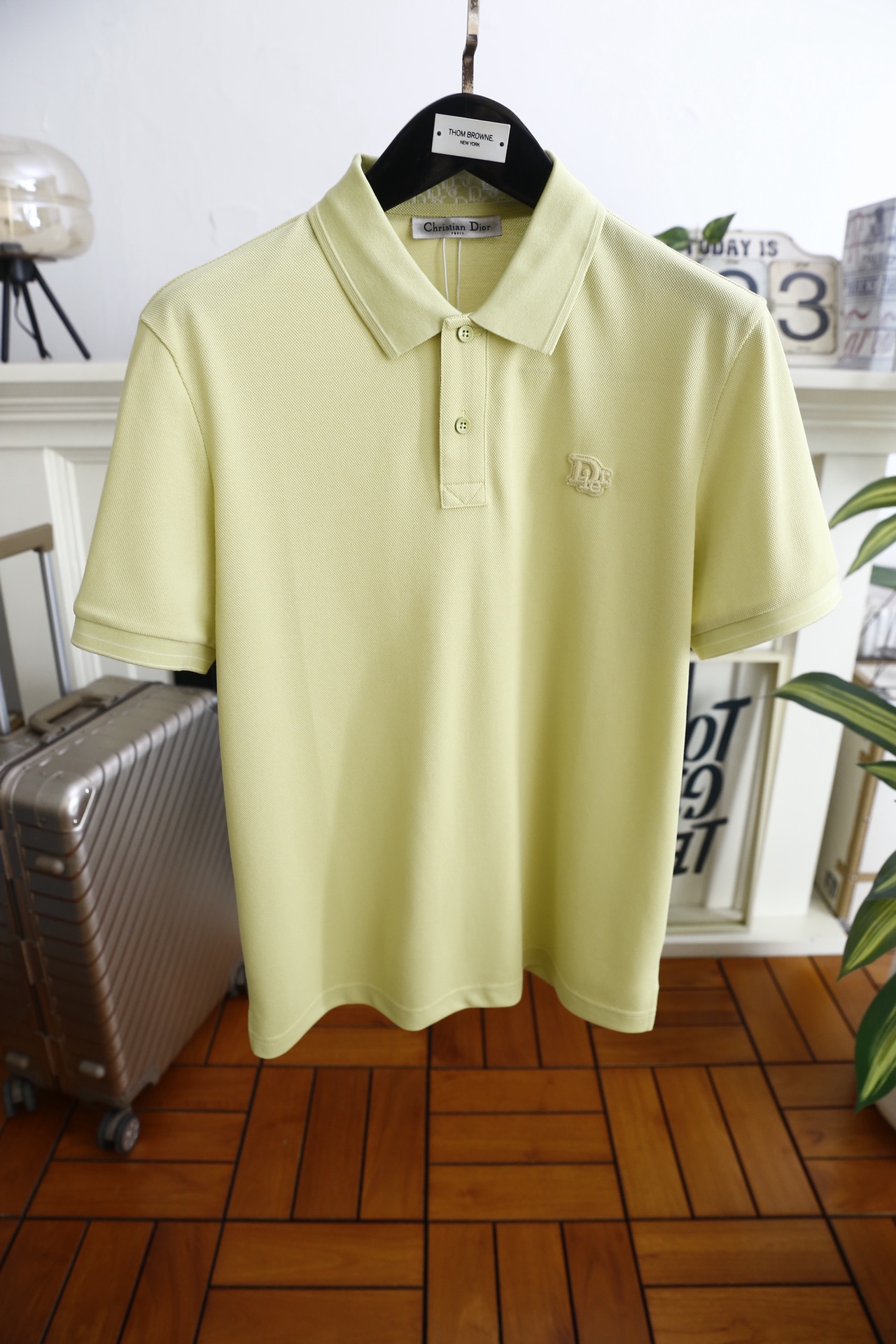 🔥迪奥.26夏季新品！时尚男士百搭Polo衫以经典翻领设计塑造利落版型，门襟两粒扣开合兼顾美观与实用性，