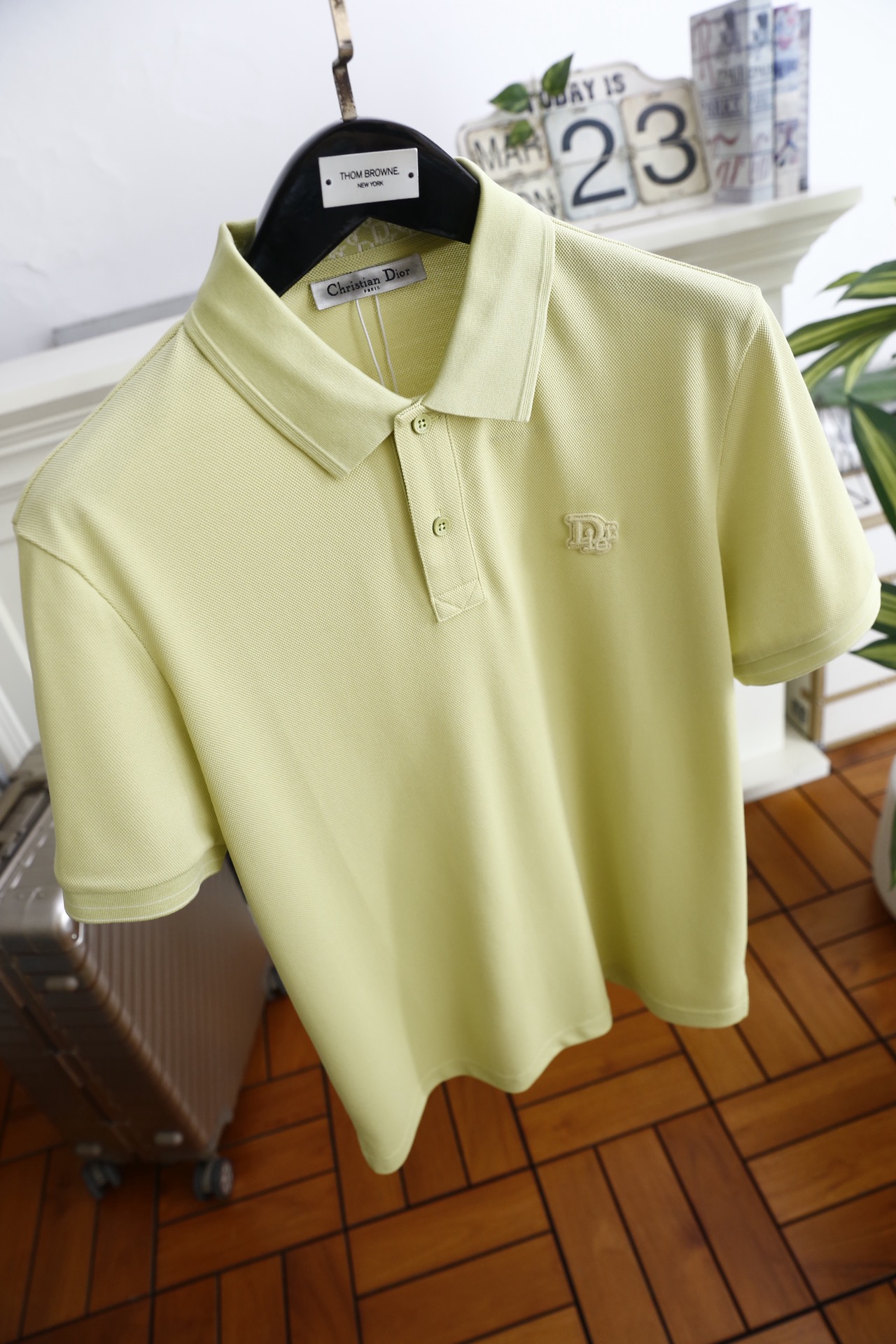 🔥迪奥.26夏季新品！时尚男士百搭Polo衫以经典翻领设计塑造利落版型，门襟两粒扣开合兼顾美观与实用性，