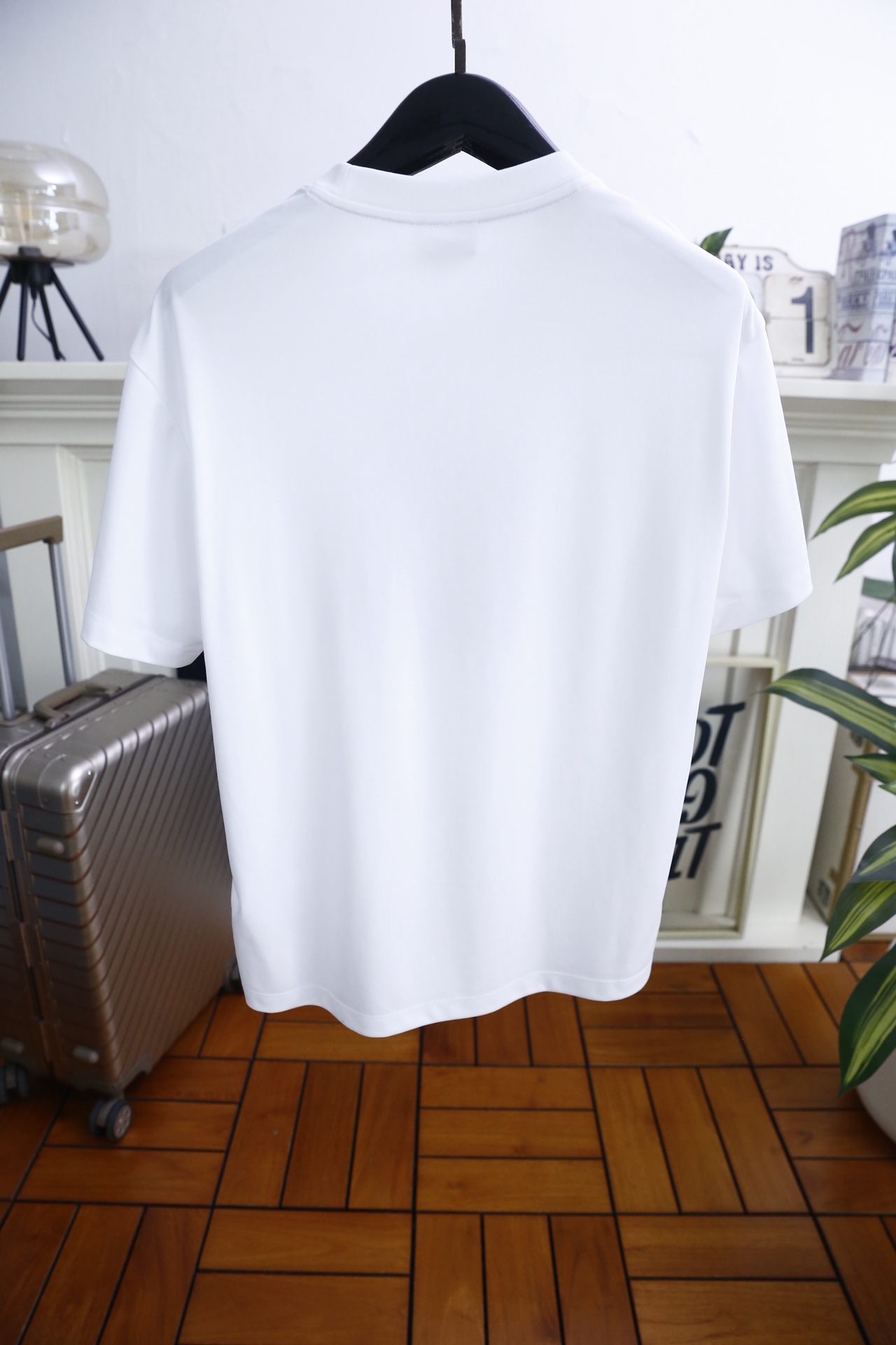 🔥蒙口.26夏季新品！时尚男士百搭短袖T恤以简约圆领设计勾勒利落线条，领口处的撞色织带细节暗藏精致巧思。