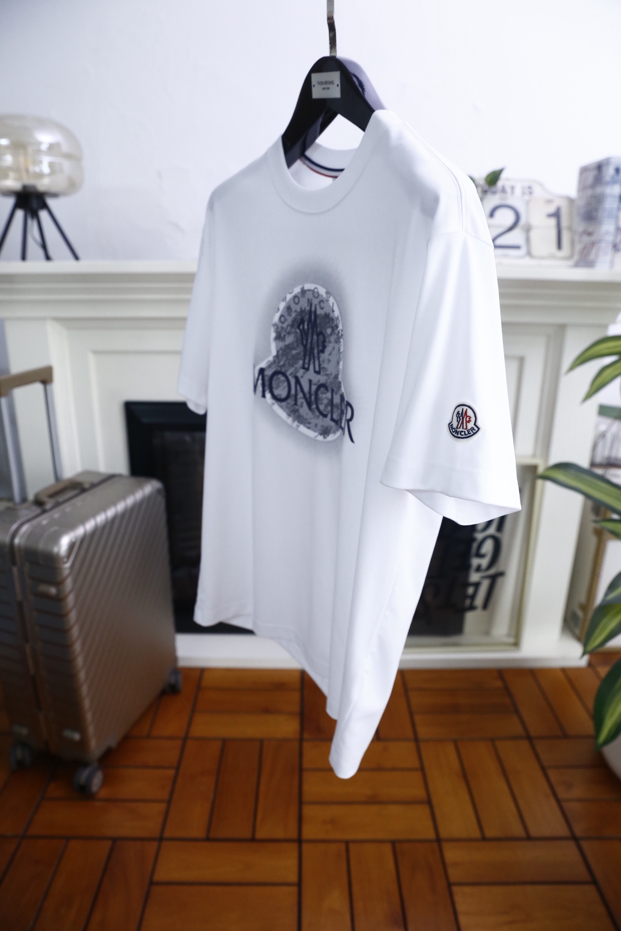 🔥蒙口.26夏季新品！时尚男士百搭短袖T恤以简约圆领设计勾勒利落线条，领口处的撞色织带细节暗藏精致巧思。