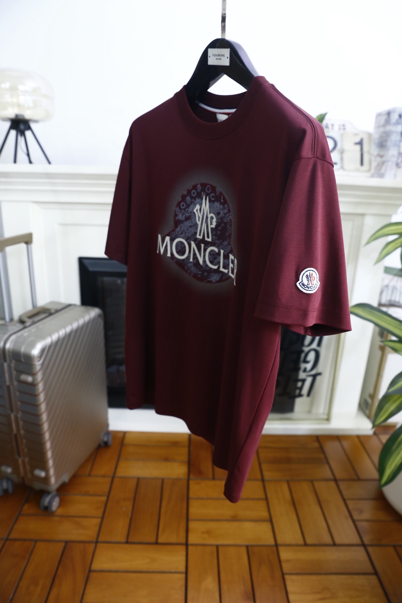 🔥蒙口.26夏季新品！时尚男士百搭短袖T恤以简约圆领设计勾勒利落线条，领口处的撞色织带细节暗藏精致巧思。