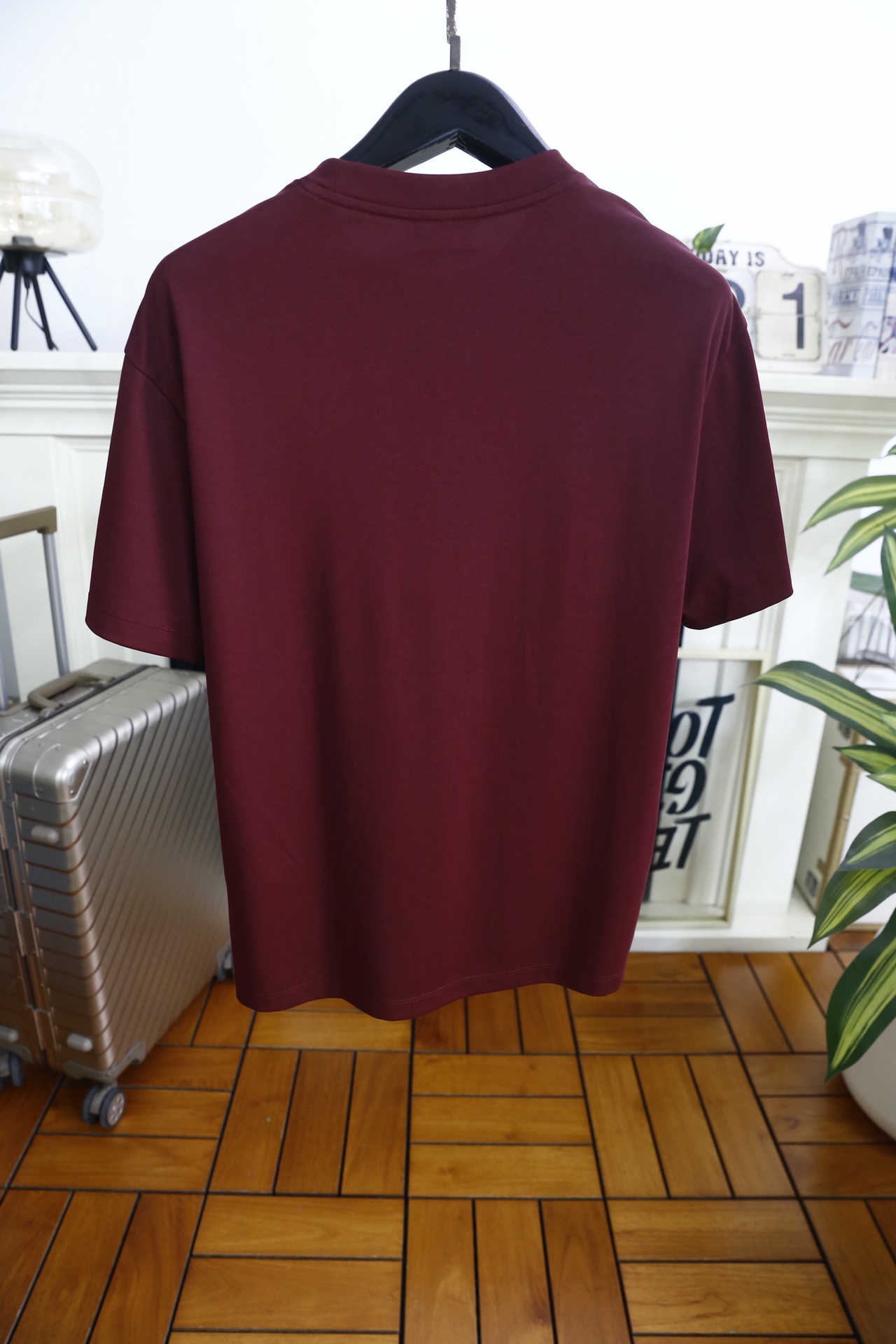 🔥蒙口.26夏季新品！时尚男士百搭短袖T恤以简约圆领设计勾勒利落线条，领口处的撞色织带细节暗藏精致巧思。