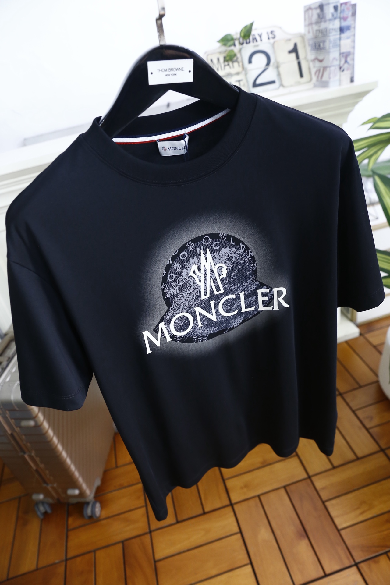 🔥蒙口.26夏季新品！时尚男士百搭短袖T恤以简约圆领设计勾勒利落线条，领口处的撞色织带细节暗藏精致巧思。
