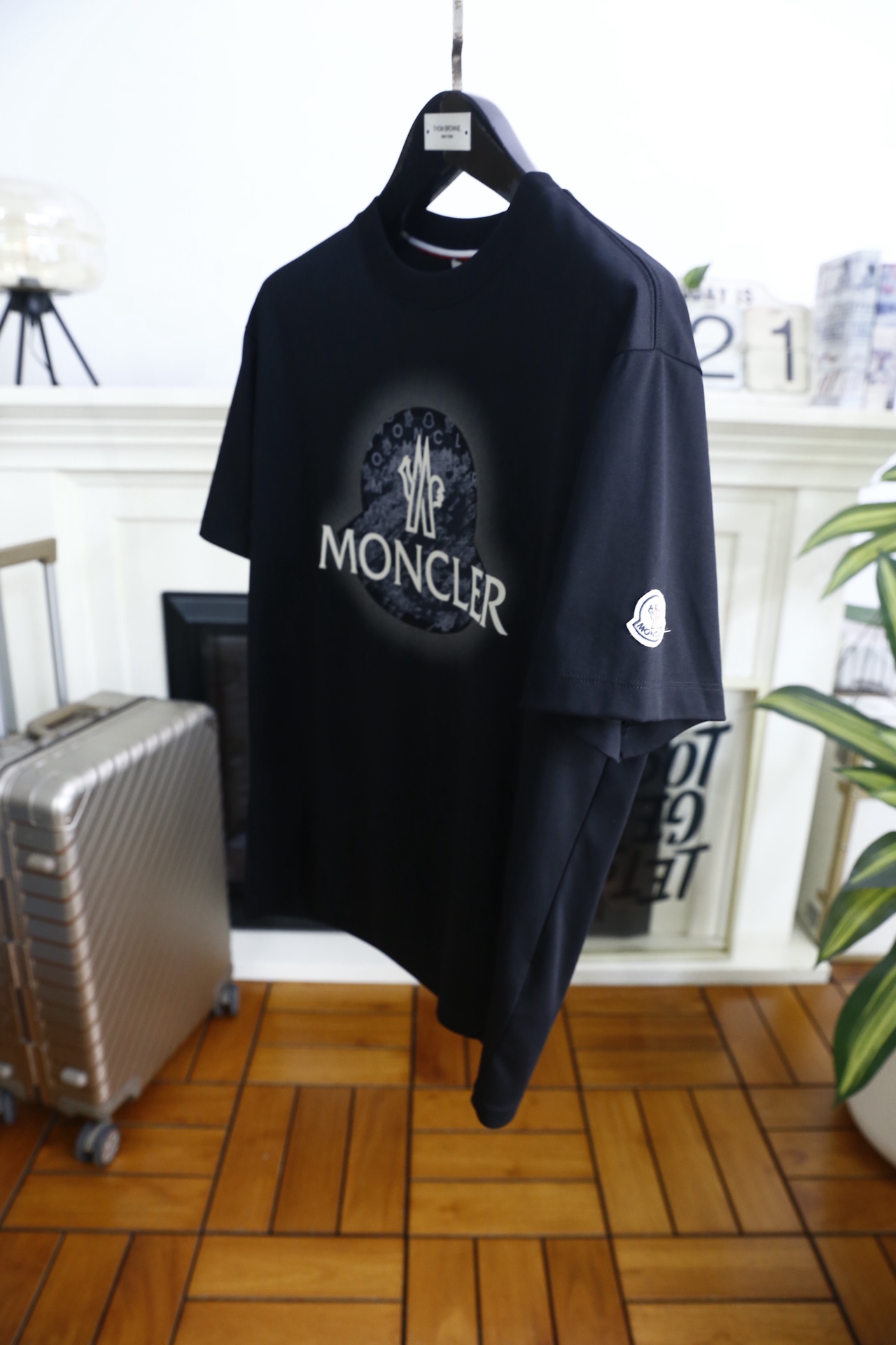 🔥蒙口.26夏季新品！时尚男士百搭短袖T恤以简约圆领设计勾勒利落线条，领口处的撞色织带细节暗藏精致巧思。