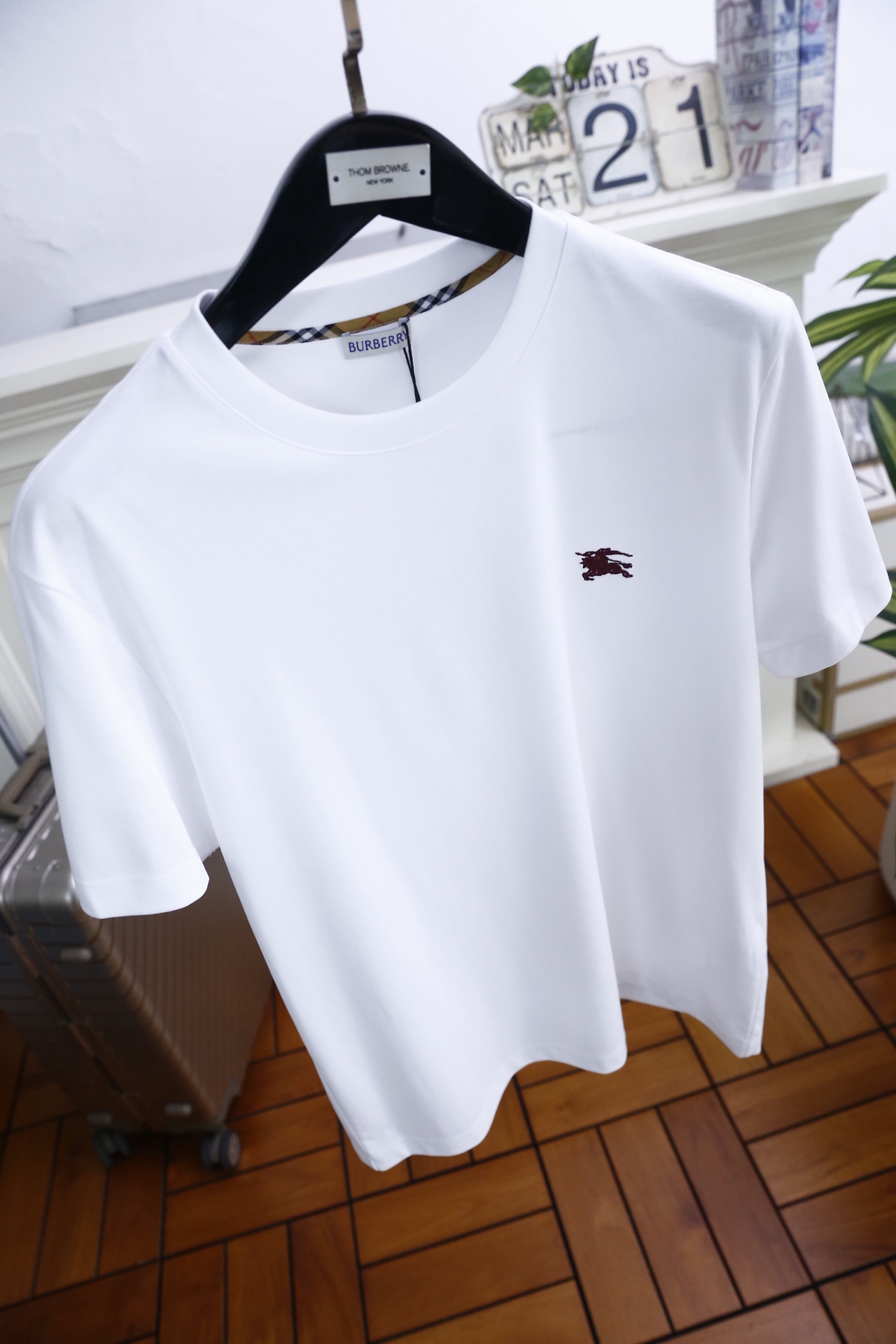 🔥巴宝丽.26夏季新品！时尚男士短袖T恤以简约廓形打造日常百搭造型，经典圆领设计贴合颈部线条，兼顾舒适与