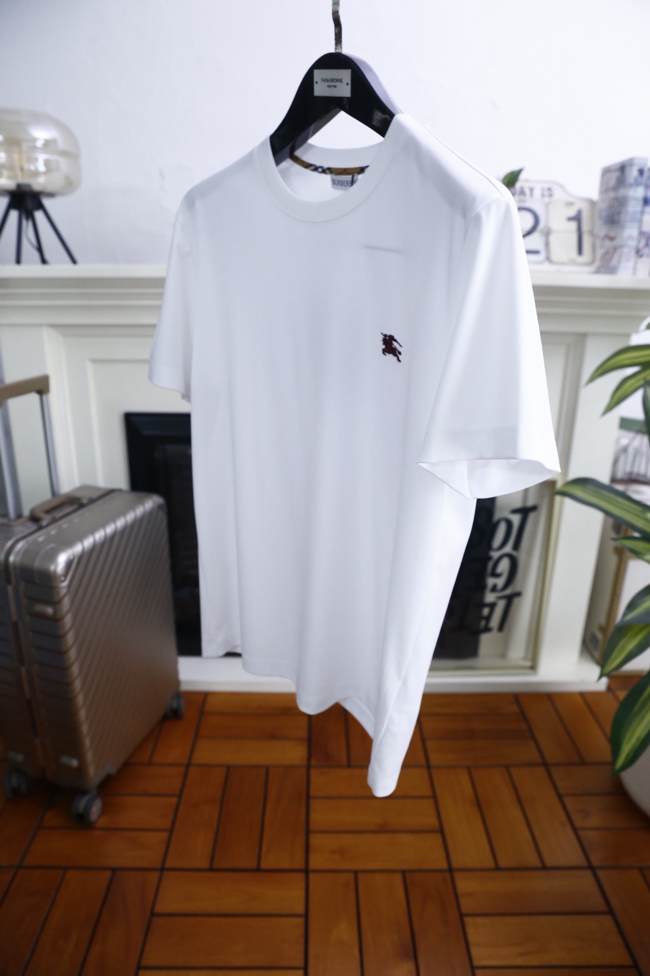 🔥巴宝丽.26夏季新品！时尚男士短袖T恤以简约廓形打造日常百搭造型，经典圆领设计贴合颈部线条，兼顾舒适与