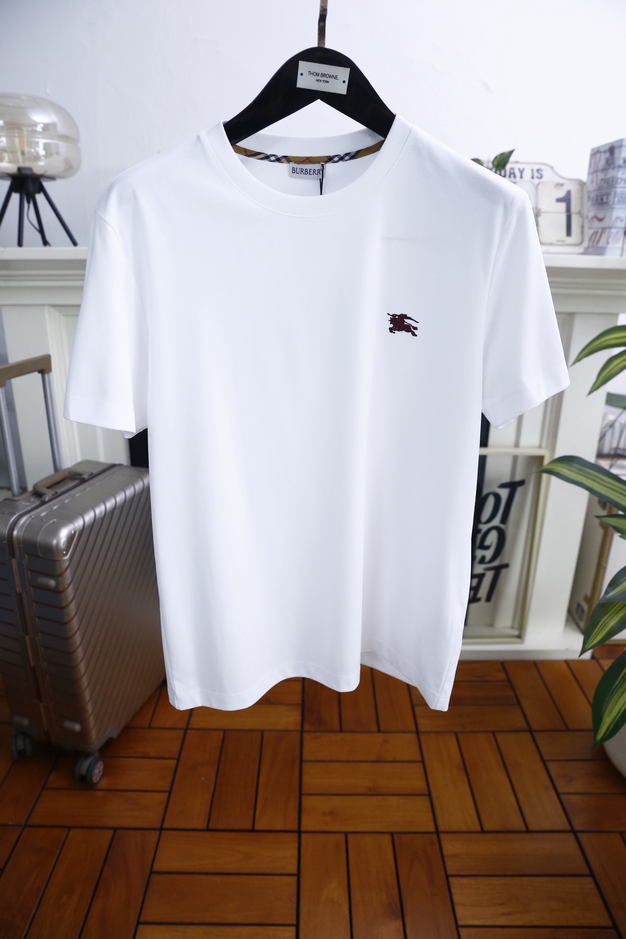 🔥巴宝丽.26夏季新品！时尚男士短袖T恤以简约廓形打造日常百搭造型，经典圆领设计贴合颈部线条，兼顾舒适与