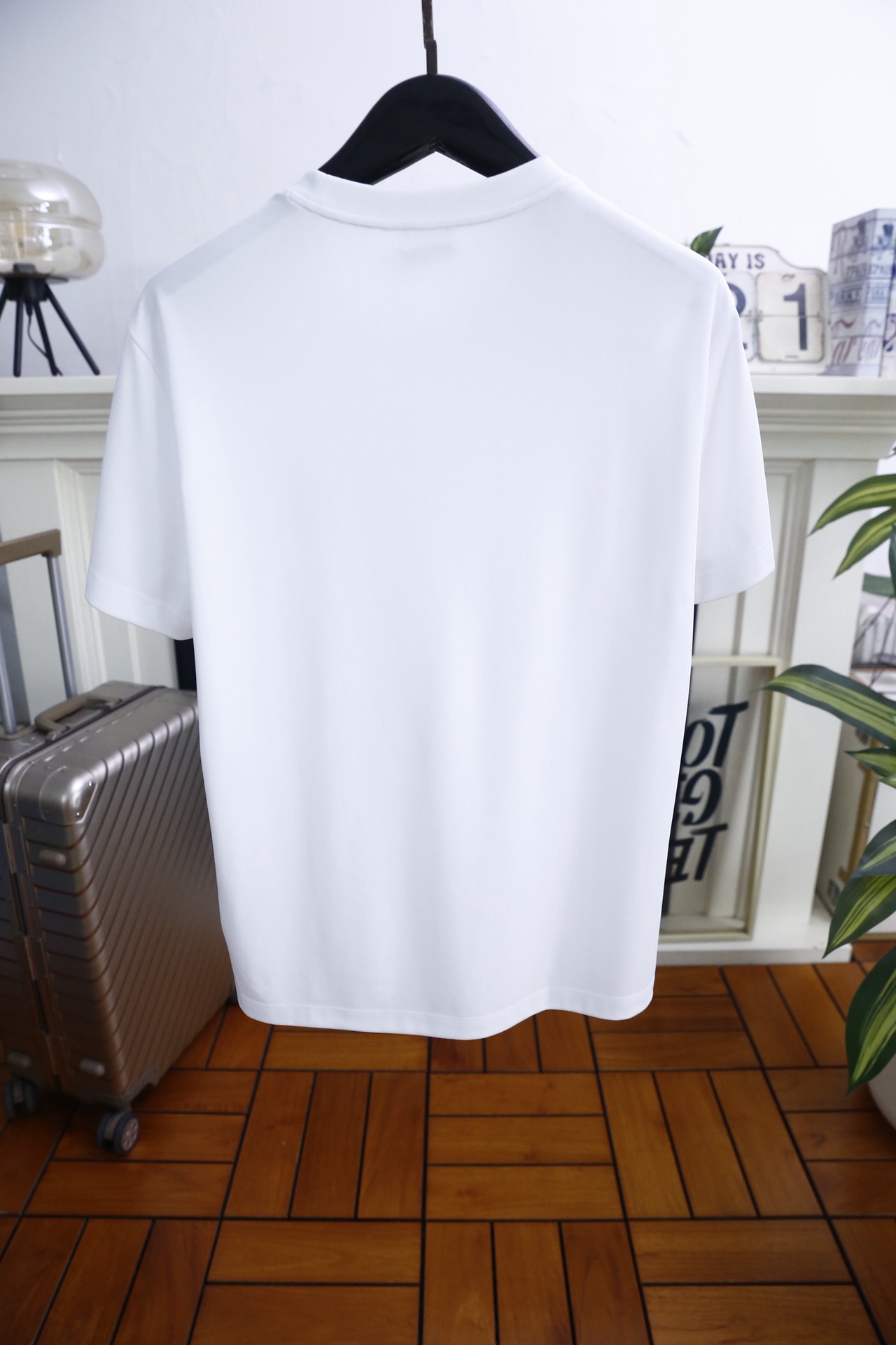🔥巴宝丽.26夏季新品！时尚男士短袖T恤以简约廓形打造日常百搭造型，经典圆领设计贴合颈部线条，兼顾舒适与
