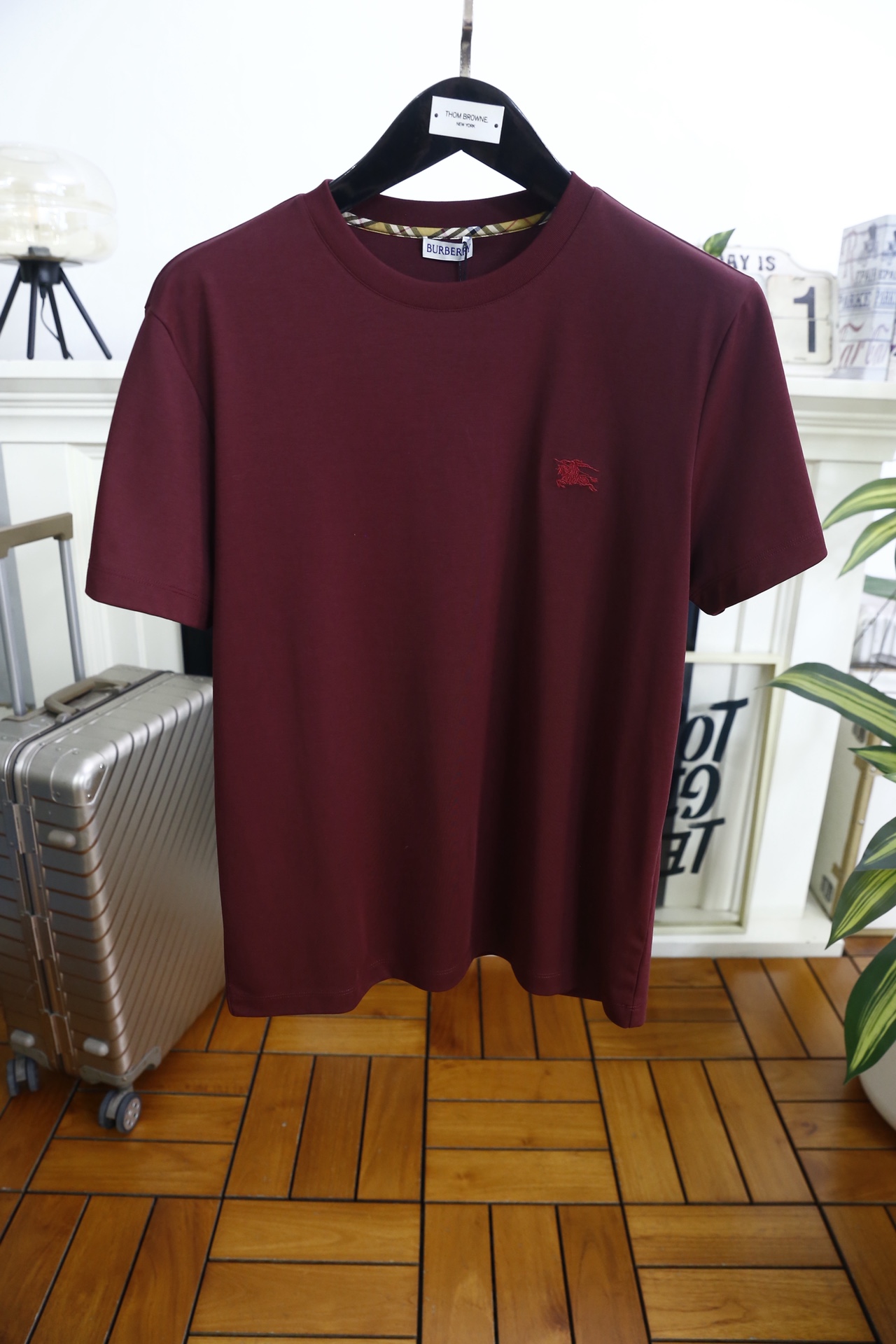 🔥巴宝丽.26夏季新品！时尚男士短袖T恤以简约廓形打造日常百搭造型，经典圆领设计贴合颈部线条，兼顾舒适与