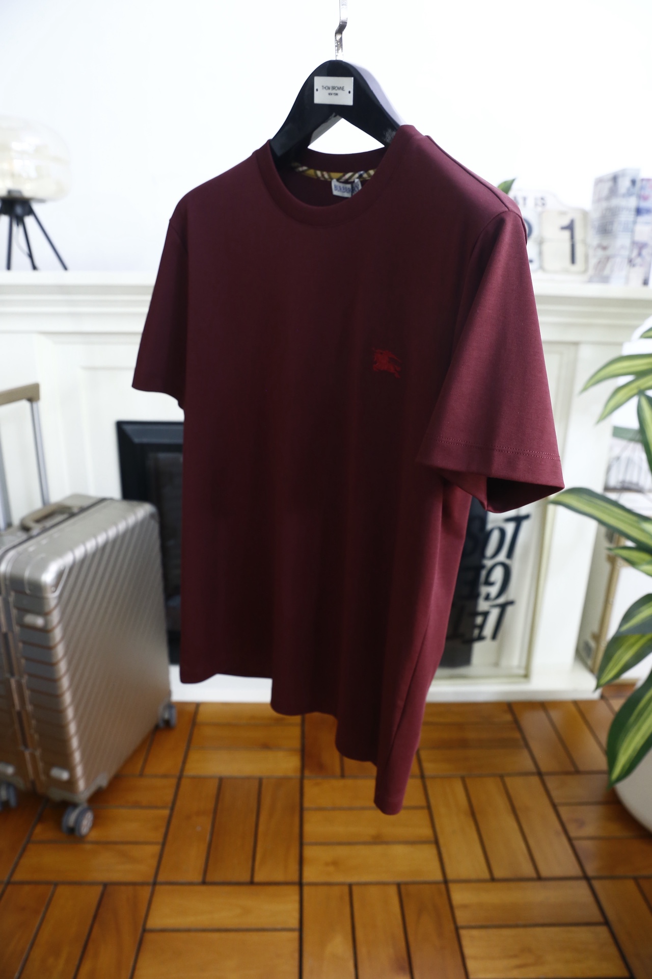 🔥巴宝丽.26夏季新品！时尚男士短袖T恤以简约廓形打造日常百搭造型，经典圆领设计贴合颈部线条，兼顾舒适与