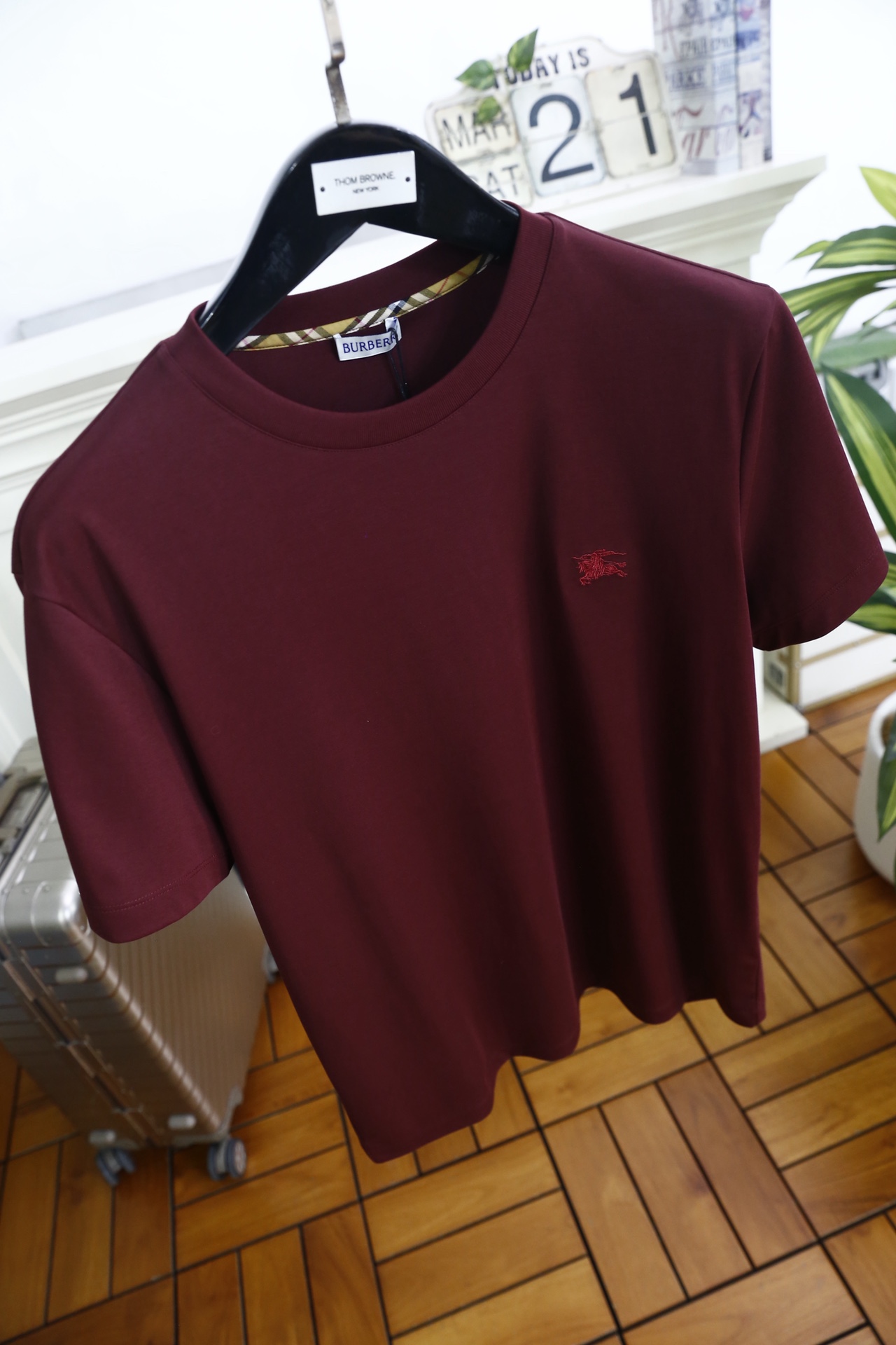 🔥巴宝丽.26夏季新品！时尚男士短袖T恤以简约廓形打造日常百搭造型，经典圆领设计贴合颈部线条，兼顾舒适与