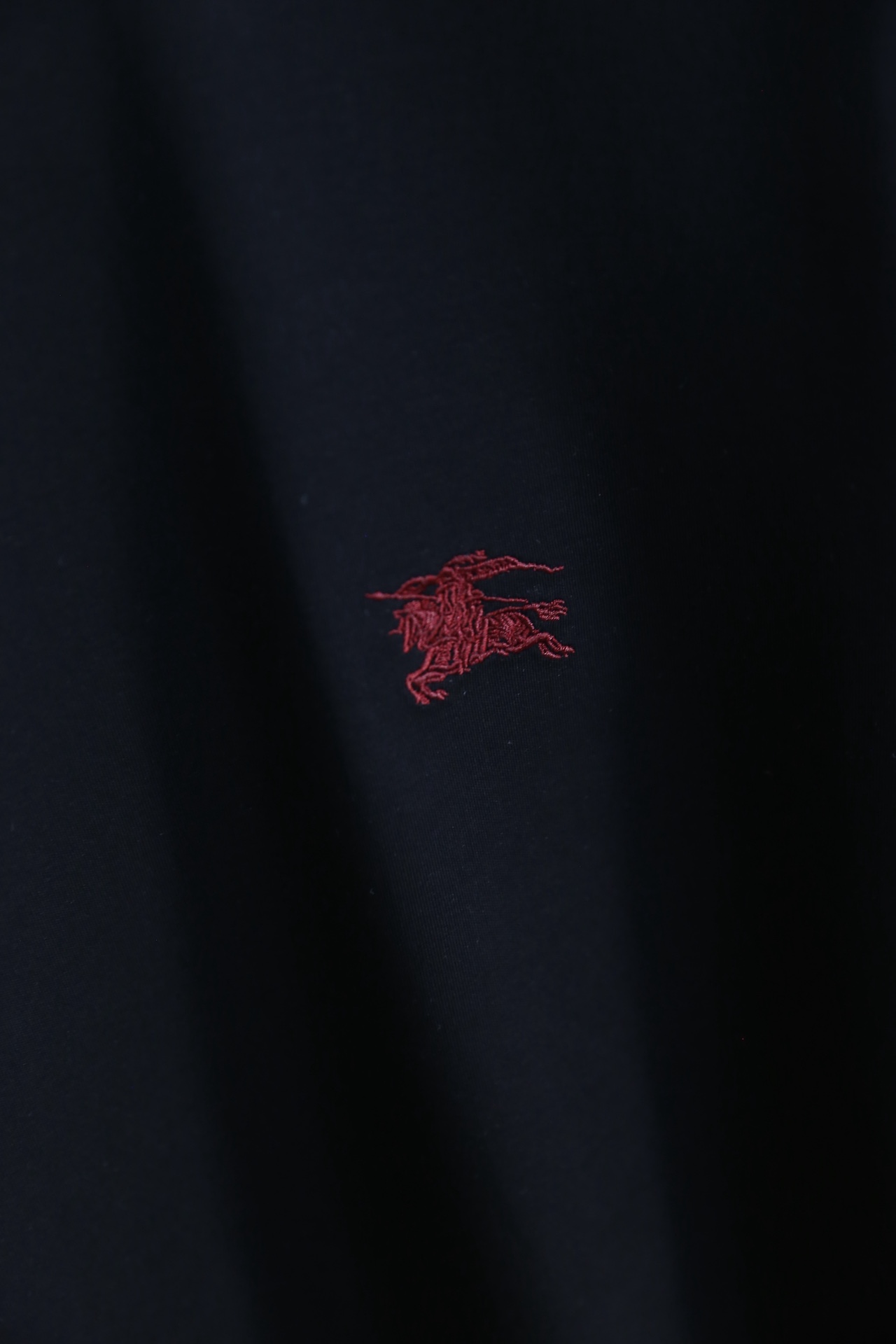 🔥巴宝丽.26夏季新品！时尚男士短袖T恤以简约廓形打造日常百搭造型，经典圆领设计贴合颈部线条，兼顾舒适与