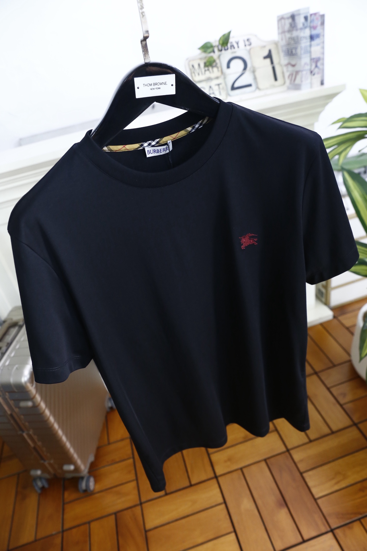 🔥巴宝丽.26夏季新品！时尚男士短袖T恤以简约廓形打造日常百搭造型，经典圆领设计贴合颈部线条，兼顾舒适与