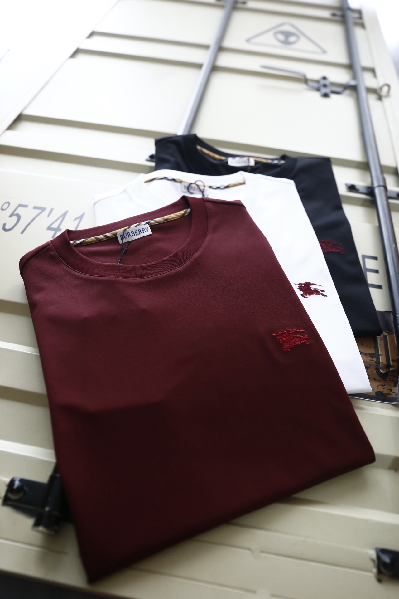 🔥巴宝丽.26夏季新品！时尚男士短袖T恤以简约廓形打造日常百搭造型，经典圆领设计贴合颈部线条，兼顾舒适与