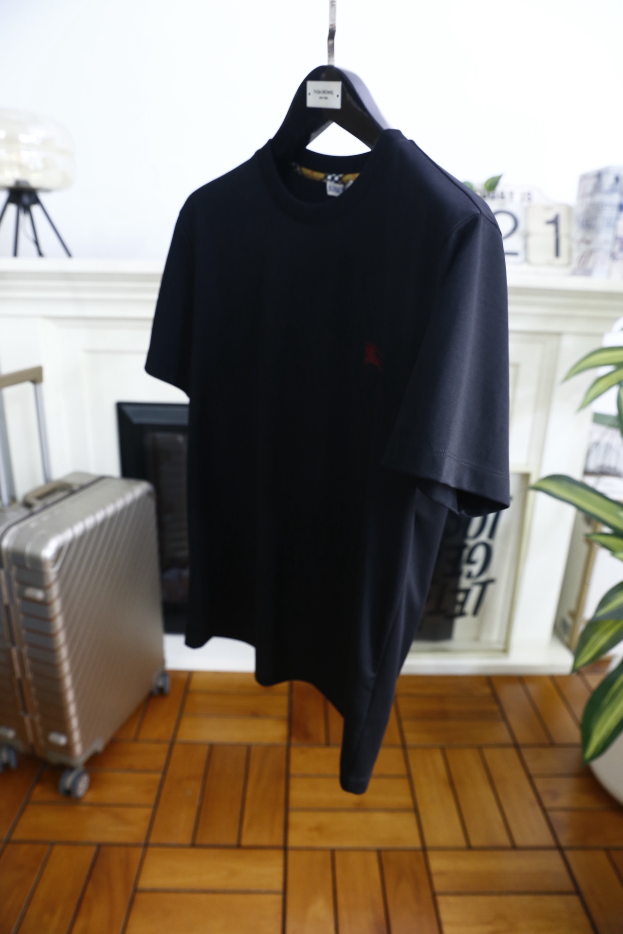 🔥巴宝丽.26夏季新品！时尚男士短袖T恤以简约廓形打造日常百搭造型，经典圆领设计贴合颈部线条，兼顾舒适与