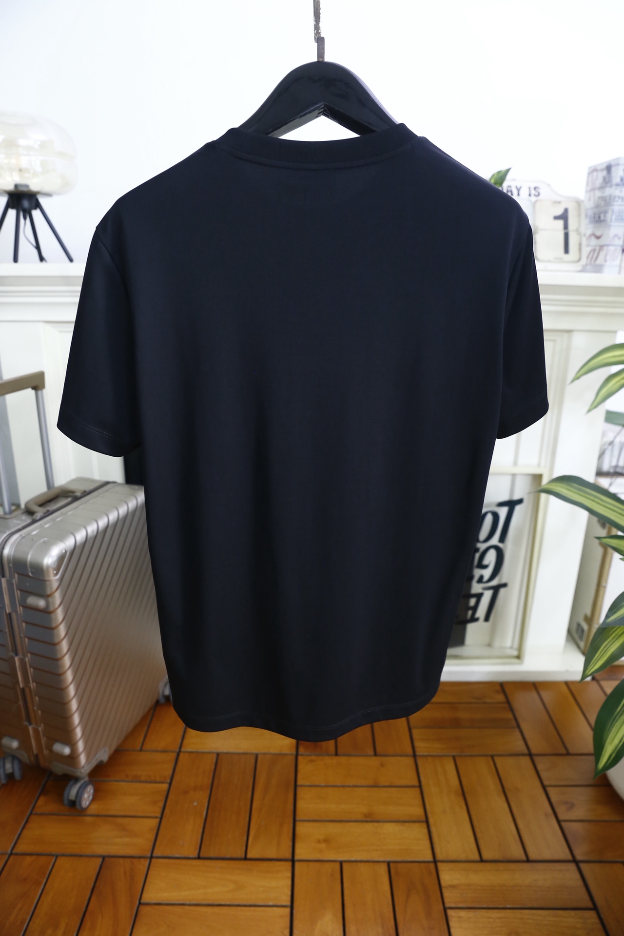 🔥巴宝丽.26夏季新品！时尚男士短袖T恤以简约廓形打造日常百搭造型，经典圆领设计贴合颈部线条，兼顾舒适与