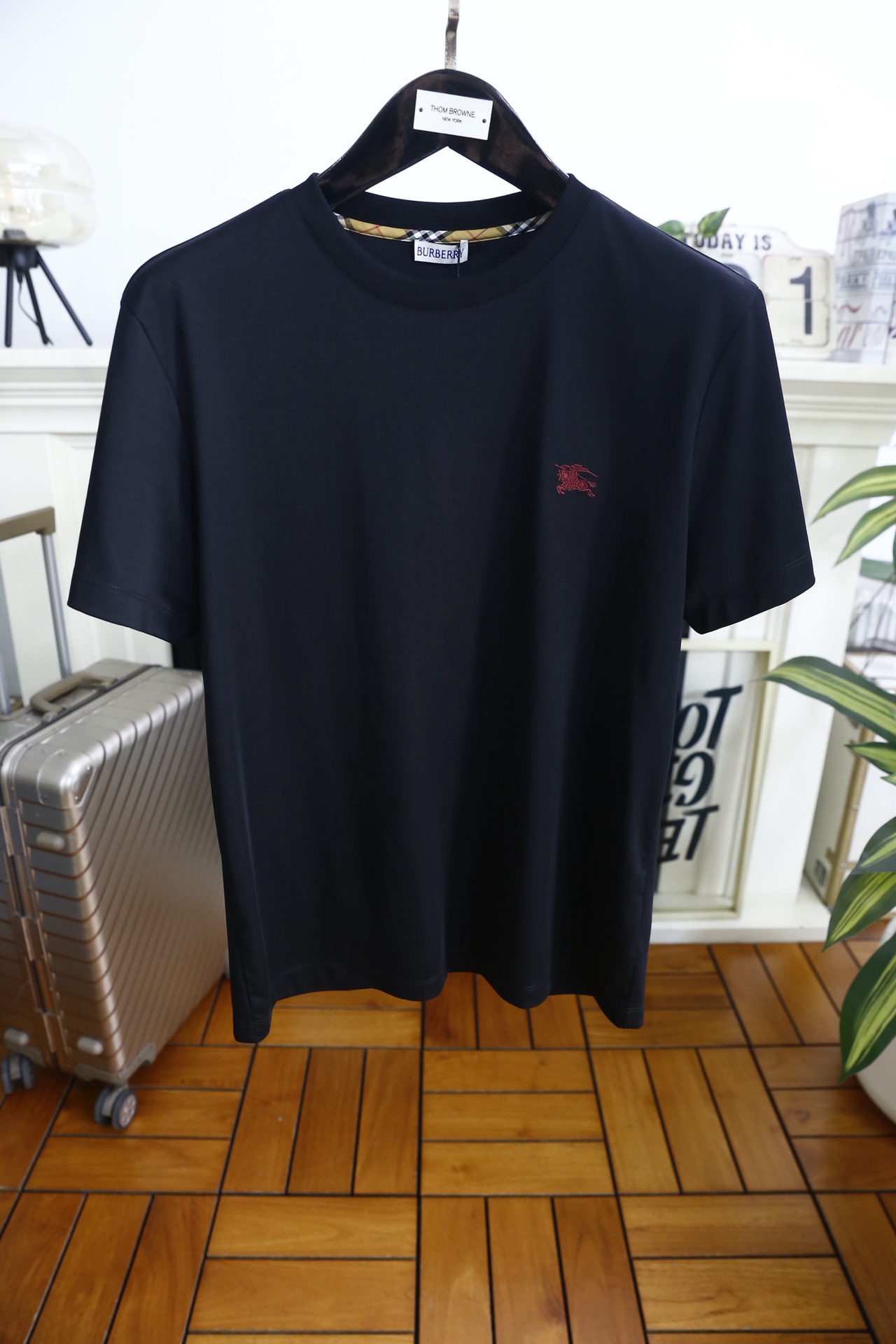 🔥巴宝丽.26夏季新品！时尚男士短袖T恤以简约廓形打造日常百搭造型，经典圆领设计贴合颈部线条，兼顾舒适与
