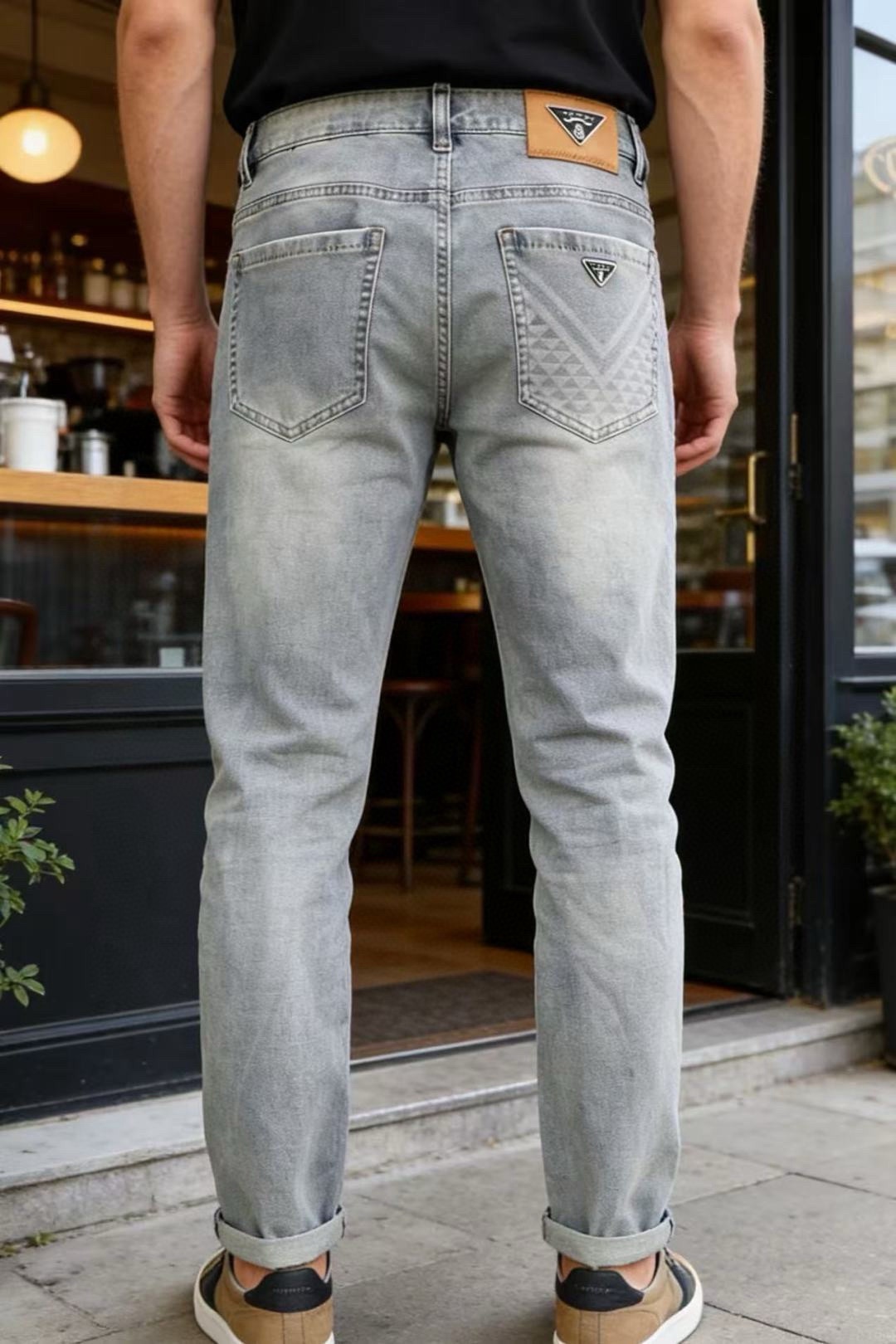🔥Prada/普拉达.2026春季新品🆕时尚男士复古水洗牛仔裤采用浅色水洗工艺，呈现自然做旧的复古质感，