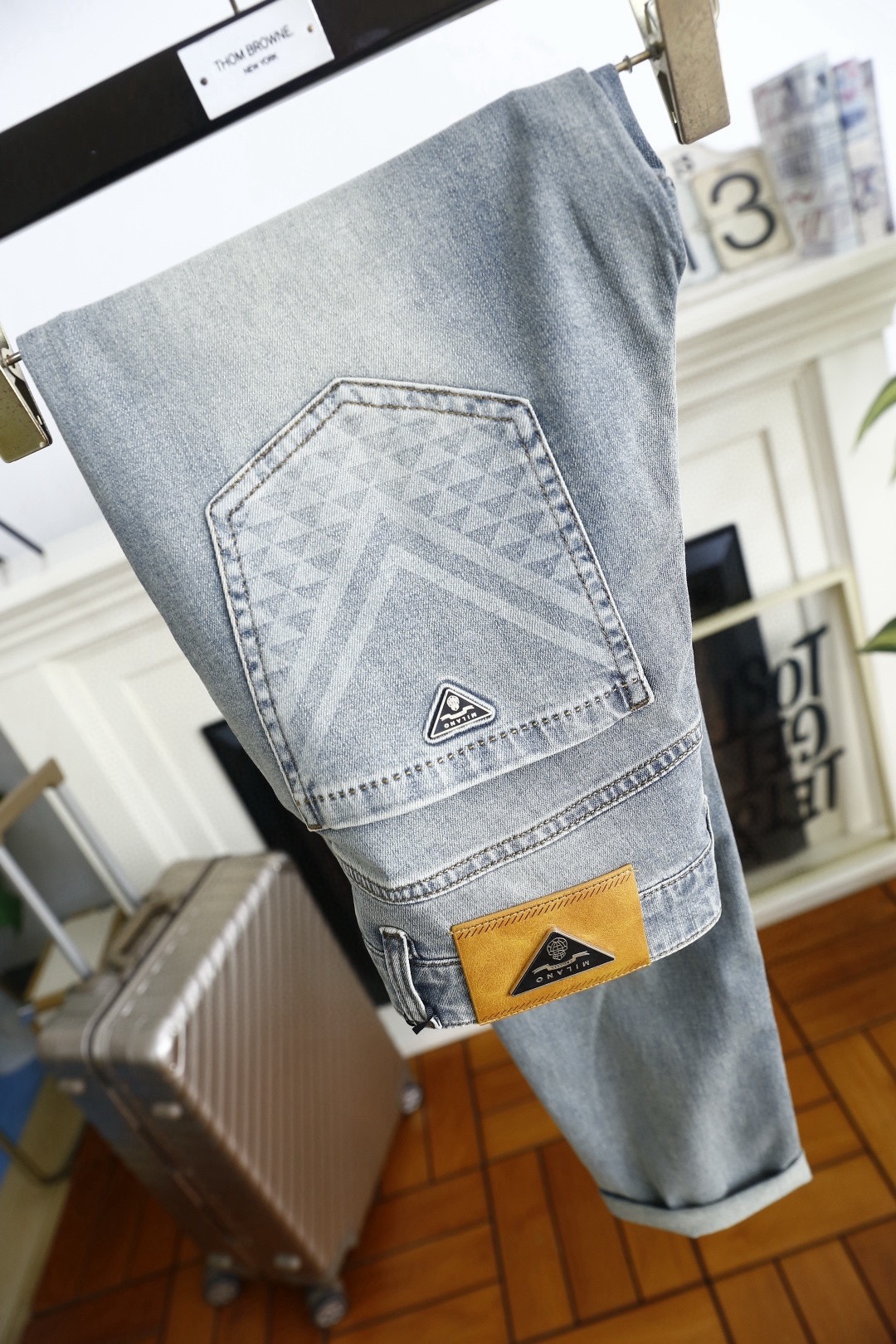 🔥Prada/普拉达.2026春季新品🆕时尚男士复古水洗牛仔裤采用浅色水洗工艺，呈现自然做旧的复古质感，