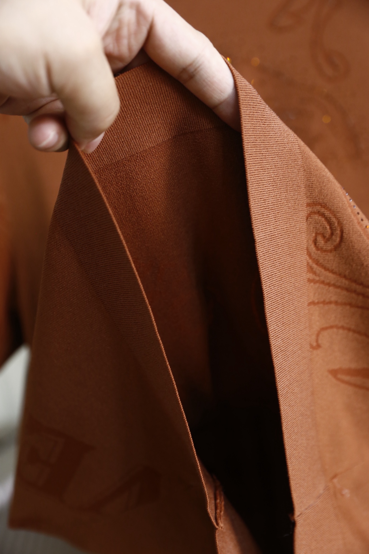 🔥范思泽.26夏季新品！时尚男士圆领短袖针织T恤，以品牌标志性美杜莎人头为核心设计，搭配烫钻工艺与暗纹提
