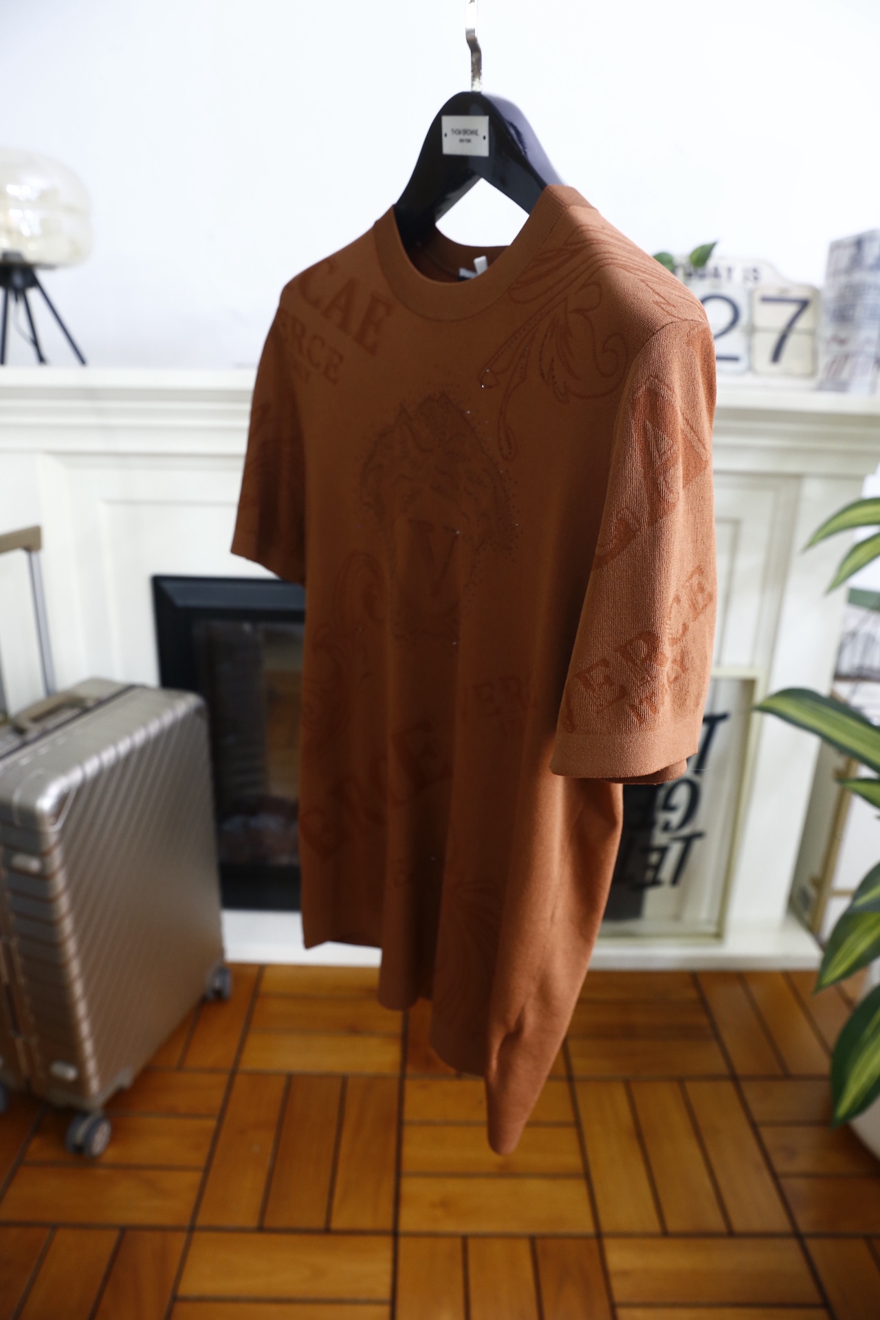 🔥范思泽.26夏季新品！时尚男士圆领短袖针织T恤，以品牌标志性美杜莎人头为核心设计，搭配烫钻工艺与暗纹提