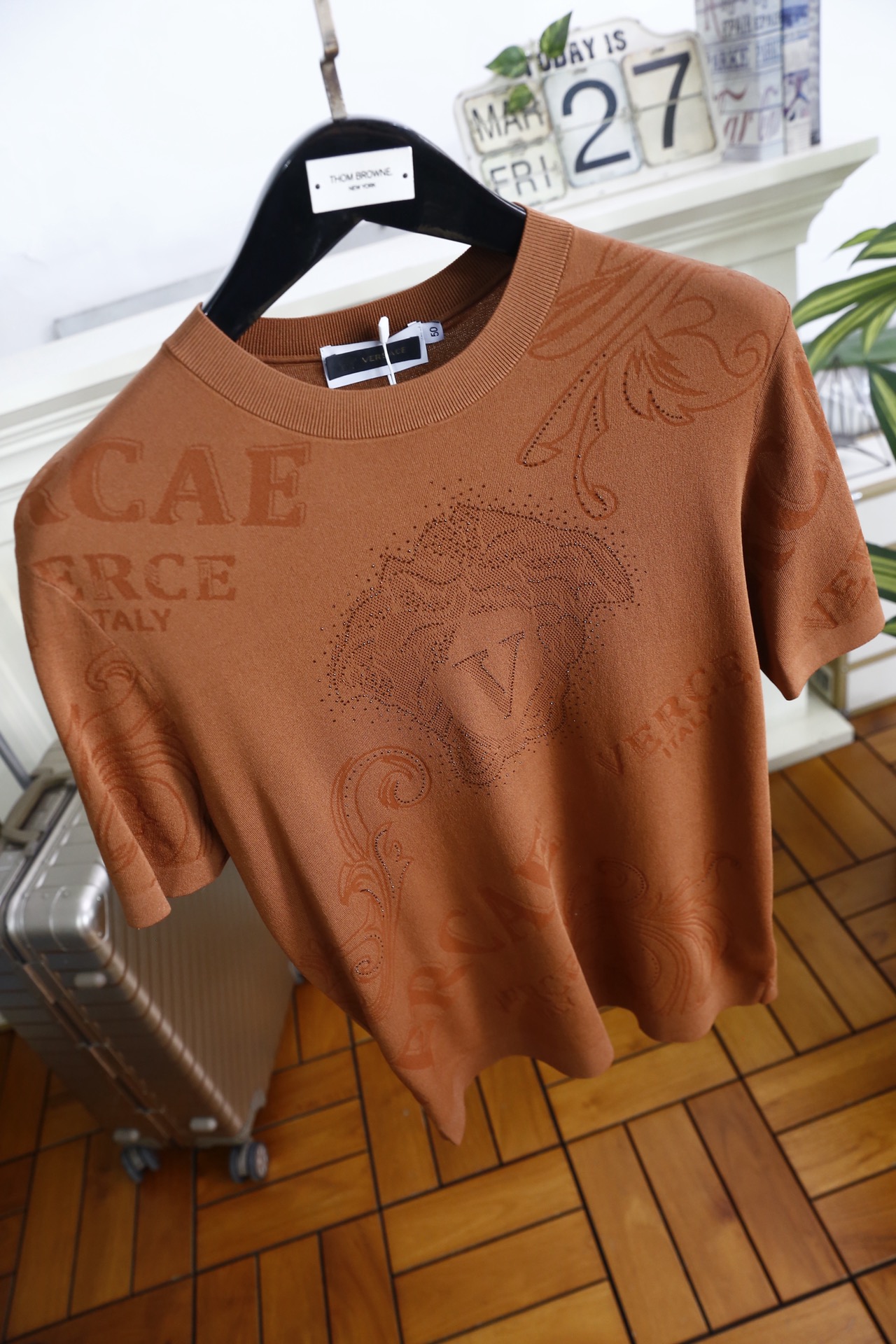 🔥范思泽.26夏季新品！时尚男士圆领短袖针织T恤，以品牌标志性美杜莎人头为核心设计，搭配烫钻工艺与暗纹提