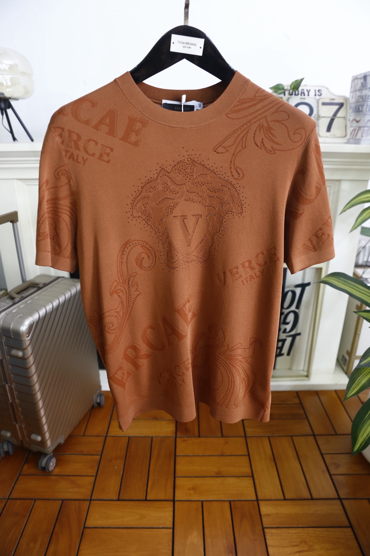 🔥范思泽.26夏季新品！时尚男士圆领短袖针织T恤，以品牌标志性美杜莎人头为核心设计，搭配烫钻工艺与暗纹提