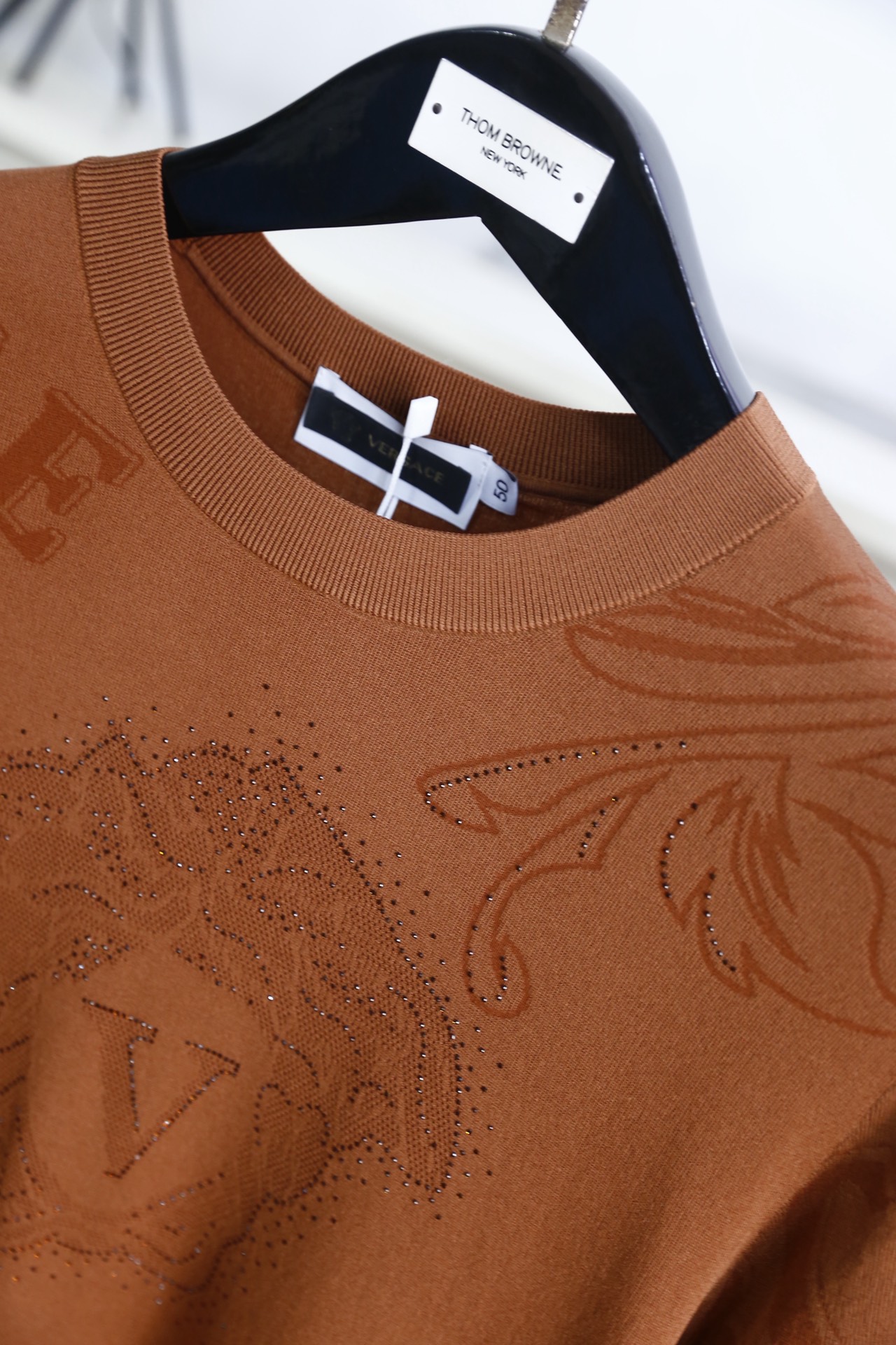 🔥范思泽.26夏季新品！时尚男士圆领短袖针织T恤，以品牌标志性美杜莎人头为核心设计，搭配烫钻工艺与暗纹提
