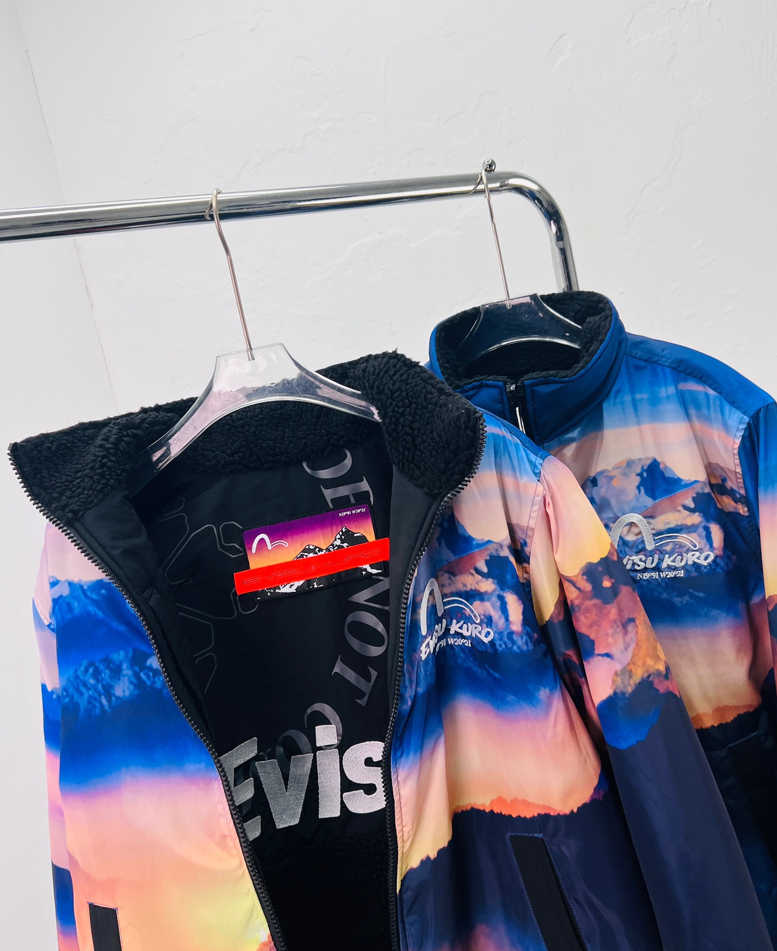 🛒购物价：340💰[EVISU福神官方旗舰店同款羽绒棉服.保暖]EVISU福神 男士双面穿棉服。
广东顶级版本， 面料和标完全和专柜原版一致。
做工细节完美，三标包装齐全！工艺：刺绣

品名：EVISU福神  男士双面穿棉服 ，

背后的字母刺绣与细节是这款重中之重！
仔细看咱们细节图！刺绣图案饱满，色彩鲜明。
德国进口18针65门副面平绣花机一步到位自由
 2W万针打底后，18500多针短包提花而成！
颜色： 双面穿
尺码：S M L XL XXL
S码     胸围106  袖长58 肩宽53 【100-125斤】
M码     胸围110  袖长60 肩宽55 【125-145斤】
L码      胸围114  袖长62 肩宽56 【145-160斤】
XL码   胸围118  袖长64 肩宽57 【160-180斤】
XXL码 胸围122  袖长66 肩宽58 【180-200斤】