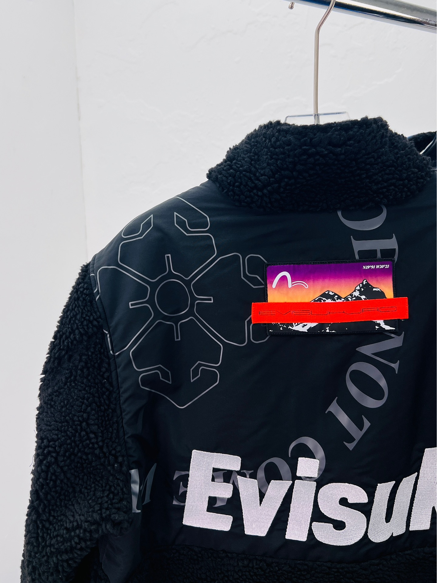 🛒购物价：340💰[EVISU福神官方旗舰店同款羽绒棉服.保暖]EVISU福神 男士双面穿棉服。
广东顶级版本， 面料和标完全和专柜原版一致。
做工细节完美，三标包装齐全！工艺：刺绣

品名：EVISU福神  男士双面穿棉服 ，

背后的字母刺绣与细节是这款重中之重！
仔细看咱们细节图！刺绣图案饱满，色彩鲜明。
德国进口18针65门副面平绣花机一步到位自由
 2W万针打底后，18500多针短包提花而成！
颜色： 双面穿
尺码：S M L XL XXL
S码     胸围106  袖长58 肩宽53 【100-125斤】
M码     胸围110  袖长60 肩宽55 【125-145斤】
L码      胸围114  袖长62 肩宽56 【145-160斤】
XL码   胸围118  袖长64 肩宽57 【160-180斤】
XXL码 胸围122  袖长66 肩宽58 【180-200斤】