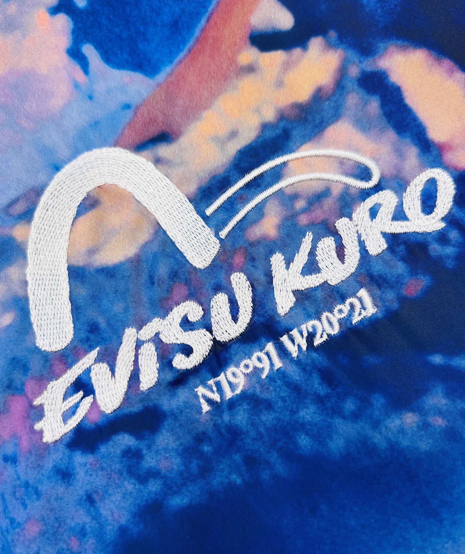 🛒购物价：340💰[EVISU福神官方旗舰店同款羽绒棉服.保暖]EVISU福神 男士双面穿棉服。
广东顶级版本， 面料和标完全和专柜原版一致。
做工细节完美，三标包装齐全！工艺：刺绣

品名：EVISU福神  男士双面穿棉服 ，

背后的字母刺绣与细节是这款重中之重！
仔细看咱们细节图！刺绣图案饱满，色彩鲜明。
德国进口18针65门副面平绣花机一步到位自由
 2W万针打底后，18500多针短包提花而成！
颜色： 双面穿
尺码：S M L XL XXL
S码     胸围106  袖长58 肩宽53 【100-125斤】
M码     胸围110  袖长60 肩宽55 【125-145斤】
L码      胸围114  袖长62 肩宽56 【145-160斤】
XL码   胸围118  袖长64 肩宽57 【160-180斤】
XXL码 胸围122  袖长66 肩宽58 【180-200斤】