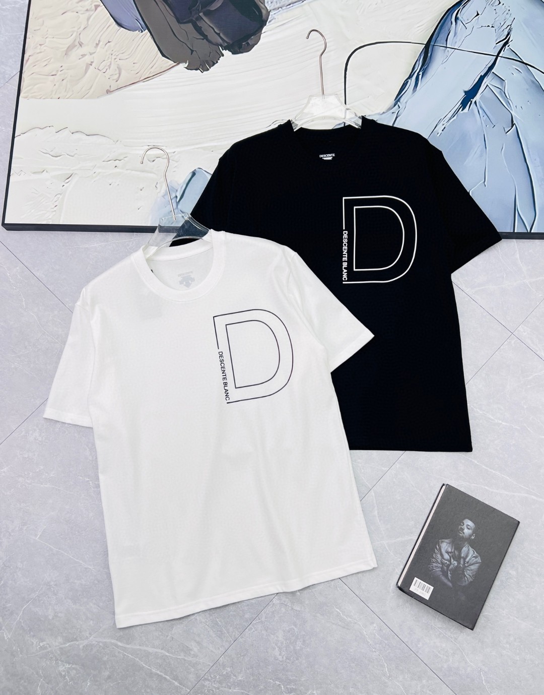 💰80、 无可挑剔!领先发售 特别系列,渠道精品!
DS / 迪桑家限定D字母系列情侣短袖T恤。客供针织棉,
织面质感呈现完美效艺,日本进口数码喷印。
品名:DS / 迪桑家 D字母系列T ,
定制260克双纱纯棉面料,随意对比任何品质。
柔软亲肤细腻。 印花采用日本进口珍珠浆先打底再印色再包边共用35道工艺完成,
成衣耐水洗不脱浆。非市面轻薄软榻面料可比。通肩拉条工艺 增加衣物清洗寿命 !
层次分明平整美观!版型是宽松大廓形的,娇小的女生上身直接下体失踪了!
顶级品质,版型超赞!
颜色:黑色 白色
尺码: M-2XL
M 胸围100 衣长68 肩宽49 【100-125斤】
L 胸围104 衣长85 肩宽51 【125-145斤】
XL 胸围112 衣长72 肩宽54 【145-160斤】
2XL 胸围116 衣长74 肩宽57【160-185斤】