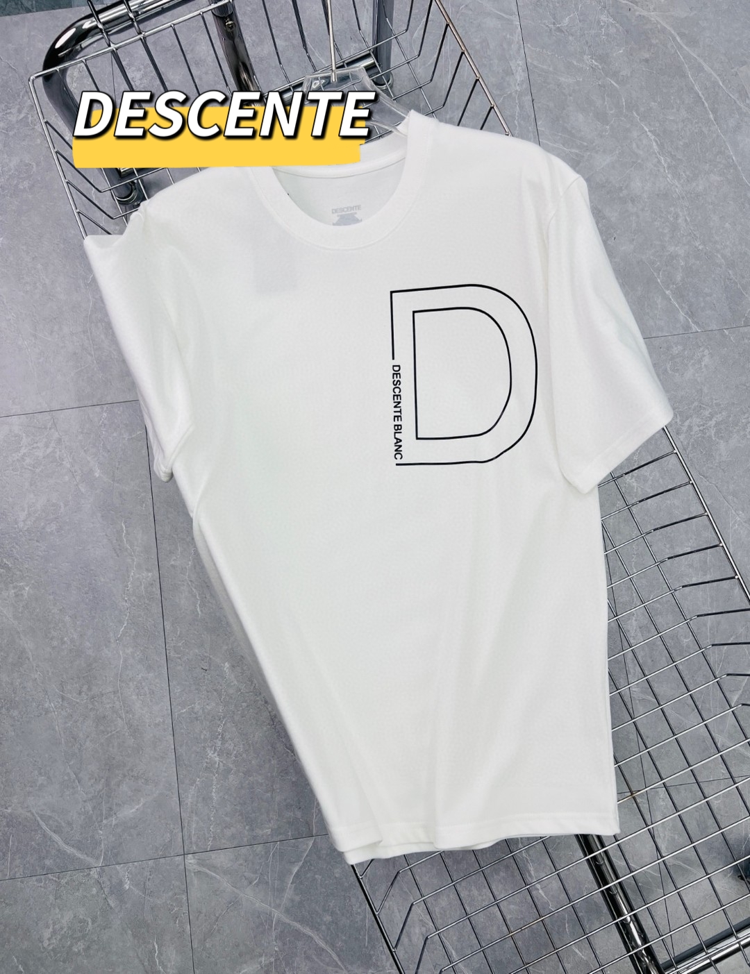 💰80、 无可挑剔!领先发售 特别系列,渠道精品!
DS / 迪桑家限定D字母系列情侣短袖T恤。客供针织棉,
织面质感呈现完美效艺,日本进口数码喷印。
品名:DS / 迪桑家 D字母系列T ,
定制260克双纱纯棉面料,随意对比任何品质。
柔软亲肤细腻。 印花采用日本进口珍珠浆先打底再印色再包边共用35道工艺完成,
成衣耐水洗不脱浆。非市面轻薄软榻面料可比。通肩拉条工艺 增加衣物清洗寿命 !
层次分明平整美观!版型是宽松大廓形的,娇小的女生上身直接下体失踪了!
顶级品质,版型超赞!
颜色:黑色 白色
尺码: M-2XL
M 胸围100 衣长68 肩宽49 【100-125斤】
L 胸围104 衣长85 肩宽51 【125-145斤】
XL 胸围112 衣长72 肩宽54 【145-160斤】
2XL 胸围116 衣长74 肩宽57【160-185斤】