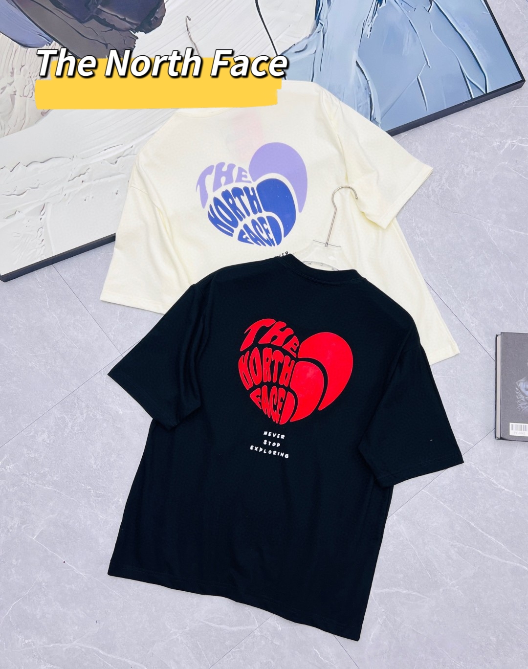 💰85、 北面tnf 爱心系列短袖,高品索罗娜面料!这款T恤的索罗娜面料的原料来自天然可再生资源,制作过程比普通化纤少消耗30%能源,少排放63%二氧化碳,环保又高级。
它的触感更是一绝,柔软顺滑,好像在轻抚云朵 ,穿上身气质瞬间提升。而且它弹性十足,活动再剧烈也没有束缚感,穿久了也不易变形,始终保持挺括有型。T恤吸湿速干,汗水刚冒出来就被迅速吸收并排出,时刻保持干爽。
经典的款式简约又大气,胸前有着北面标志性的logo,低调又彰显品牌魅力。无论是搭配运动风的短裤去跑步健身,还是配上休闲的牛仔裤出门逛街,它都完美适配 。有了这件北面索罗娜面料T恤,夏日穿搭再也不用烦恼!
颜色 :米白色,黑色
尺码: M L XL
M码: 胸围106 衣长70 肩宽53 【105-135斤】
L 码: 胸围112 衣长72 肩宽56【135-160斤】
XL码: 胸围118 衣长74 肩宽59【160-185斤】