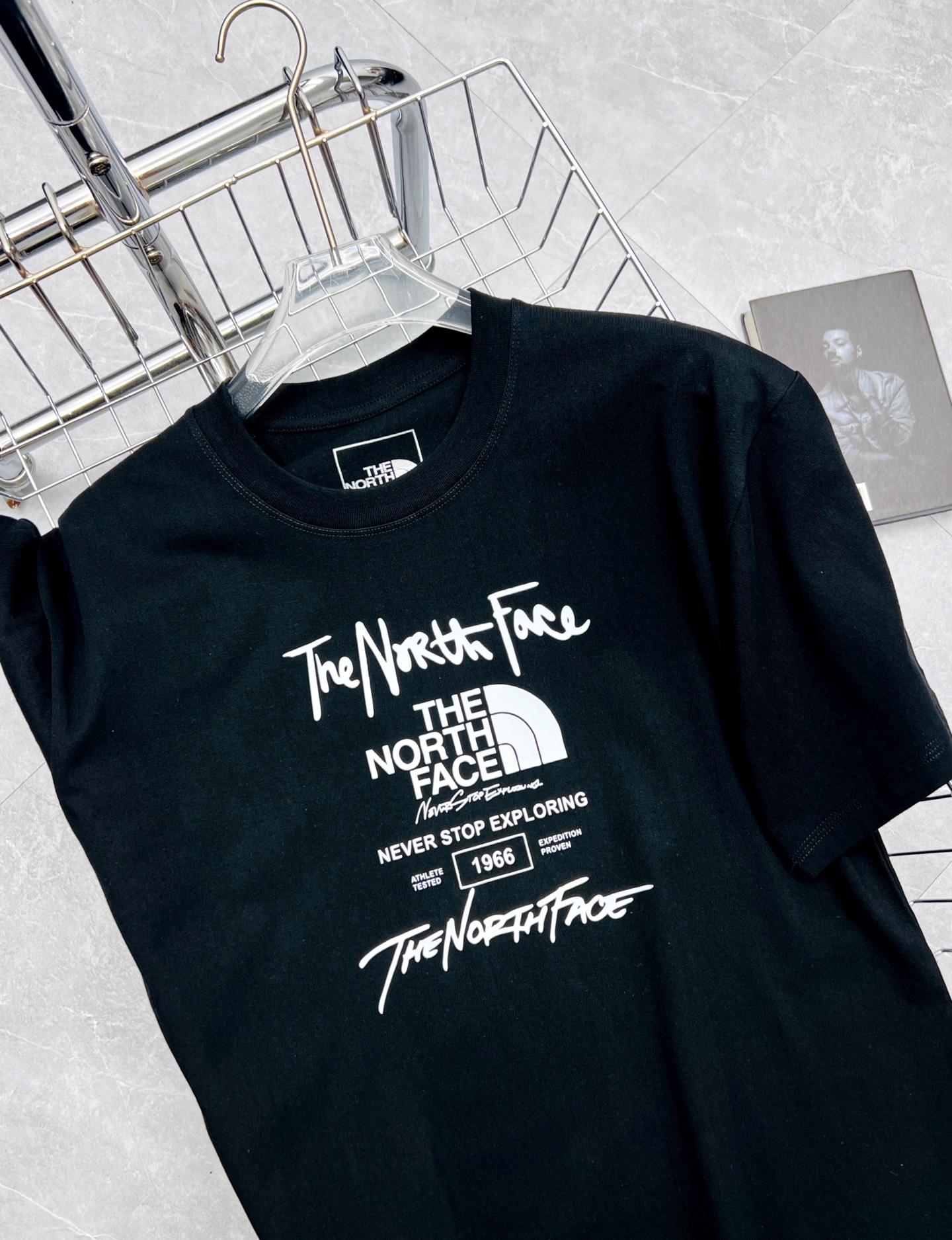 💰80、 The North Face草写字母情侣T,解锁户外撒糖新姿势!
在山川湖海间,让The North Face草写字母情侣T见证你们的专属浪漫。
✨简约不简单,草写字母印花自带随性艺术感,穿上它,你们就是户外的潮流焦点。
🌬️透气纯棉面料,柔软亲肤,无论是漫步山林,还是海边踏浪,都能保持清爽舒适。
👫男女同款设计,轻松适配不同身形,默契穿搭,无需多言。
💑和Ta一起穿上它,去邂逅日出日落,去探索未知风景,每一张合照都是甜蜜大片。这个假期,用情侣T诠释你们的爱,把回忆穿在身上 。
#情侣穿搭 #北面情侣T #户外时尚
颜色:黑色 白色
尺码: M-2XL
M 胸围100 衣长68 肩宽49【100-125斤】
L 胸围104 衣长85 肩宽51 【125-145斤】
XL 胸围112 衣长72 肩宽54 【145-160斤】
2XL 胸围116 衣长74 肩宽57【160-185斤】