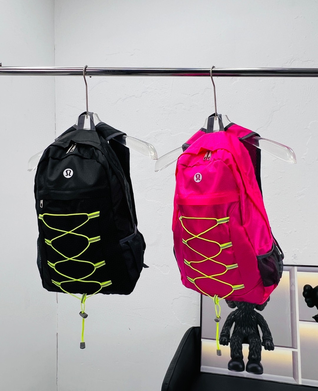 有了这个双肩包,谁还背LV啊! 直到遇见Lululemon 露露这款可折叠的双肩包,才知道什么叫做相见恨晚! 🎨配色超绝,低调又高级,简约设计完全长在我的审美点上. 💪自重很轻,背着毫无负担.分区特别合理,电脑、文件、健身鞋服 统统都能装下,不管是上班还是户外运动,背着它都很合适. 💰虽然价格便宜,但品质绝对够用,品控超棒.自从有了它,我的奢侈品包包都失宠啦,出门只背它!真心推荐给大家! 颜色 : 黑色 玫粉色