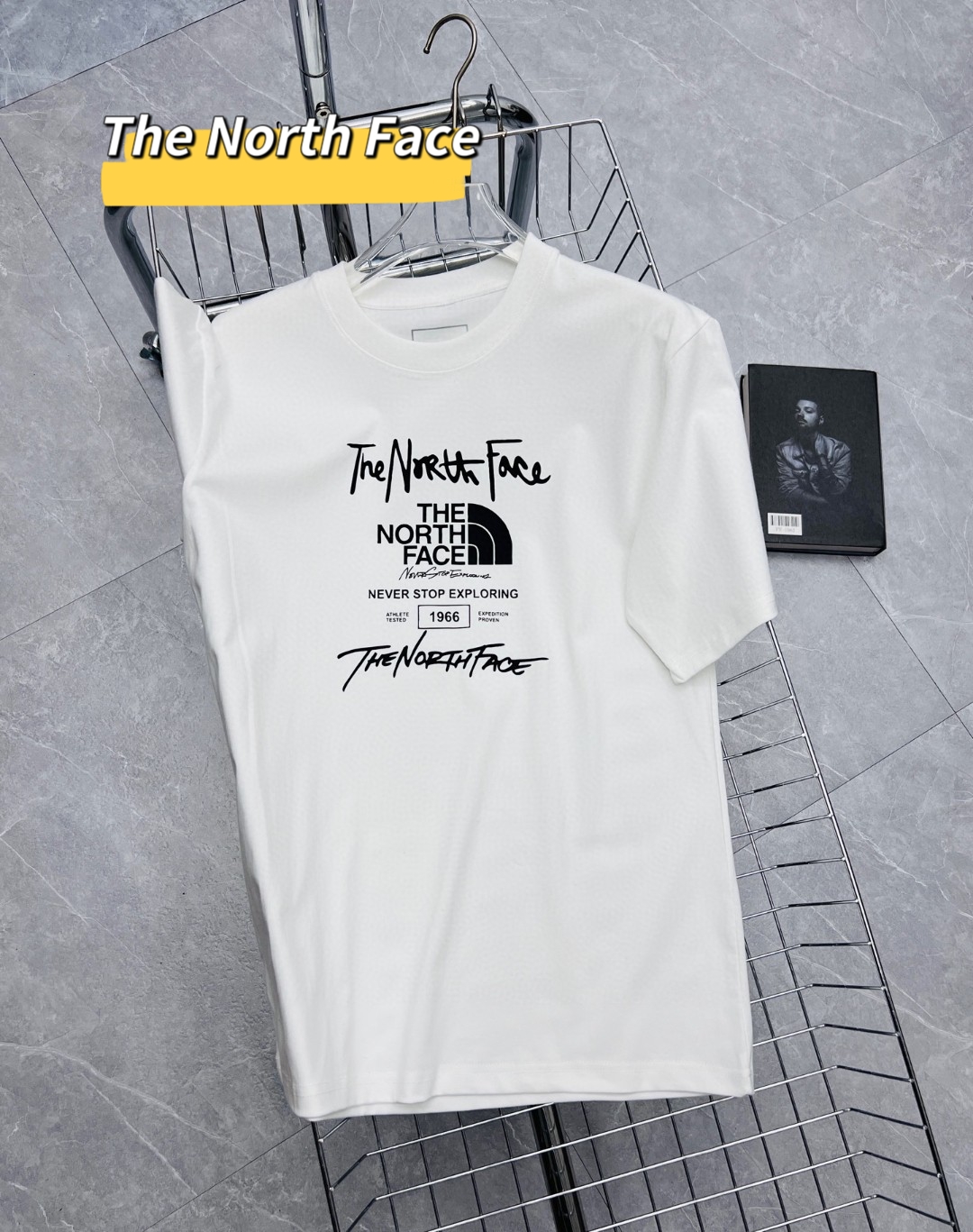 💰80、 The North Face草写字母情侣T,解锁户外撒糖新姿势!
在山川湖海间,让The North Face草写字母情侣T见证你们的专属浪漫。
✨简约不简单,草写字母印花自带随性艺术感,穿上它,你们就是户外的潮流焦点。
🌬️透气纯棉面料,柔软亲肤,无论是漫步山林,还是海边踏浪,都能保持清爽舒适。
👫男女同款设计,轻松适配不同身形,默契穿搭,无需多言。
💑和Ta一起穿上它,去邂逅日出日落,去探索未知风景,每一张合照都是甜蜜大片。这个假期,用情侣T诠释你们的爱,把回忆穿在身上 。
#情侣穿搭 #北面情侣T #户外时尚
颜色:黑色 白色
尺码: M-2XL
M 胸围100 衣长68 肩宽49【100-125斤】
L 胸围104 衣长85 肩宽51 【125-145斤】
XL 胸围112 衣长72 肩宽54 【145-160斤】
2XL 胸围116 衣长74 肩宽57【160-185斤】