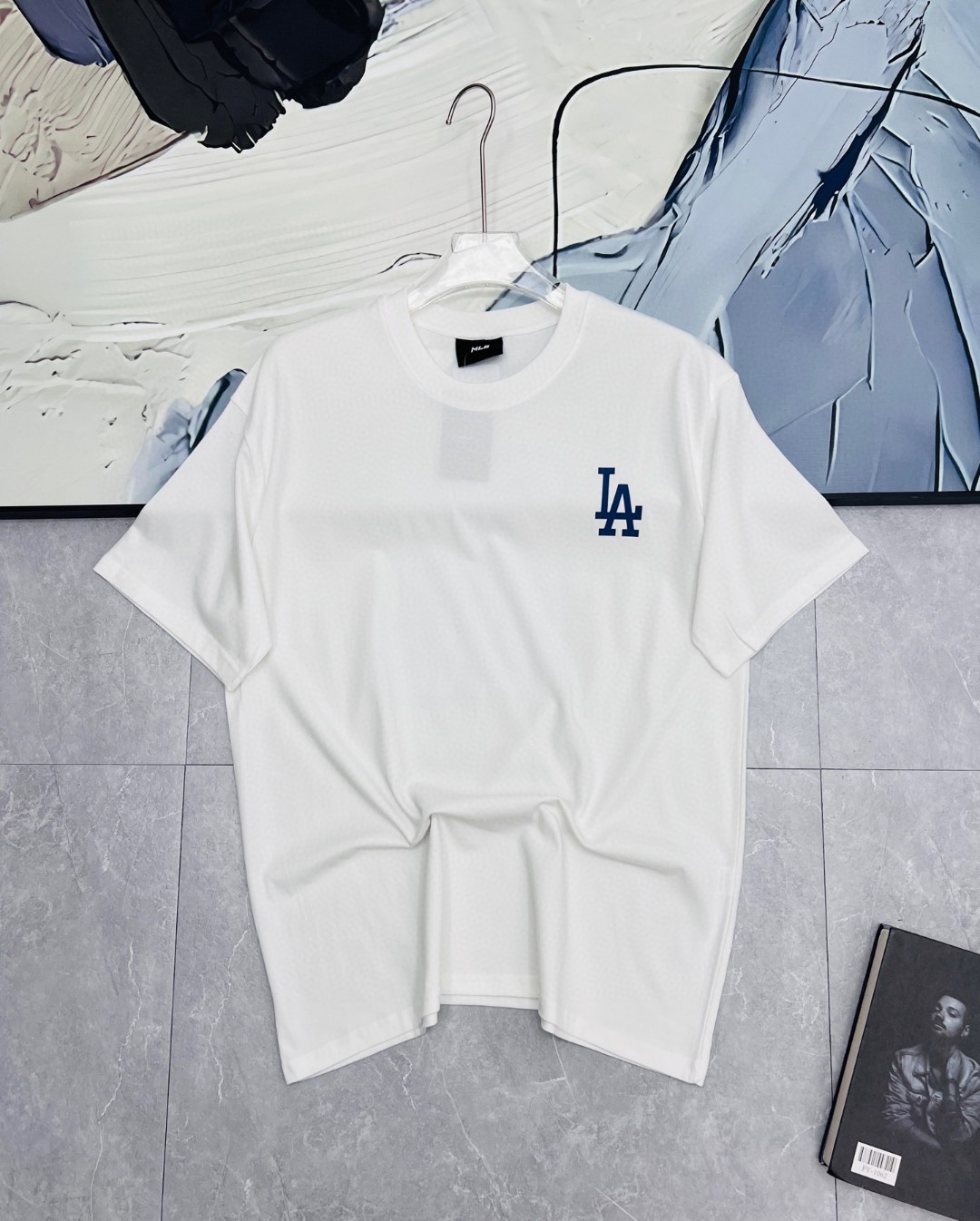 💰85
MLB外贸出品短袖T恤,绝对是你衣橱里的宝藏单品!
100%纯棉面料,柔软亲肤,透气性强 ,夏天穿着干爽舒适,不闷热。简约的设计风格,经典的队标印花,充满棒球文化特色。
不管是搭配牛仔裤、运动短裤,还是休闲长裤,都很合适,
日常休闲、运动健身、看比赛都能穿。
现在入手,感受MLB的潮流魅力!
颜色:黑色 白色
尺码: M-2XL
M 胸围100 衣长68 肩宽49【100-125斤】
L 胸围104 衣长85 肩宽51 【125-145斤】
XL 胸围112 衣长72 肩宽54 【145-160斤】
2XL 胸围116 衣长74 肩宽57【160-185斤】