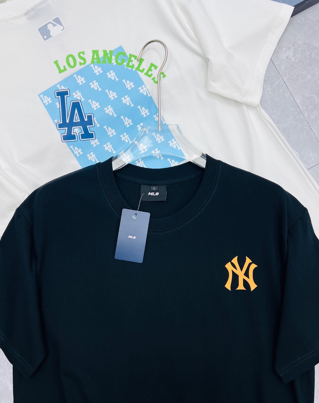 💰85
MLB外贸出品短袖T恤,绝对是你衣橱里的宝藏单品!
100%纯棉面料,柔软亲肤,透气性强 ,夏天穿着干爽舒适,不闷热。简约的设计风格,经典的队标印花,充满棒球文化特色。
不管是搭配牛仔裤、运动短裤,还是休闲长裤,都很合适,
日常休闲、运动健身、看比赛都能穿。
现在入手,感受MLB的潮流魅力!
颜色:黑色 白色
尺码: M-2XL
M 胸围100 衣长68 肩宽49【100-125斤】
L 胸围104 衣长85 肩宽51 【125-145斤】
XL 胸围112 衣长72 肩宽54 【145-160斤】
2XL 胸围116 衣长74 肩宽57【160-185斤】