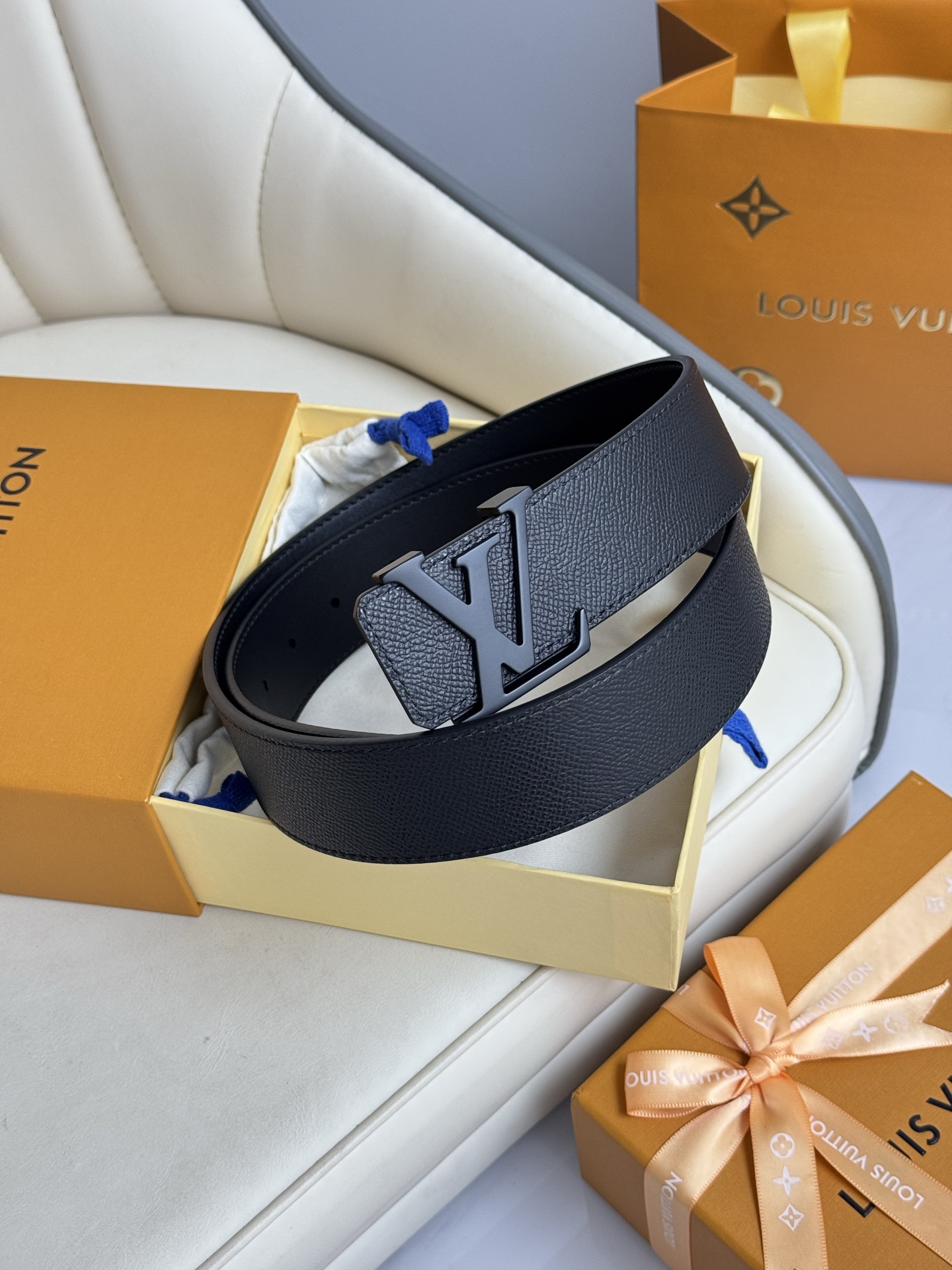  LV 奢华款现代 饰以雅致大方的标志性 柔软结实的皮带，可搭配从礼服到休闲装各种服饰。宽度4.0cm
