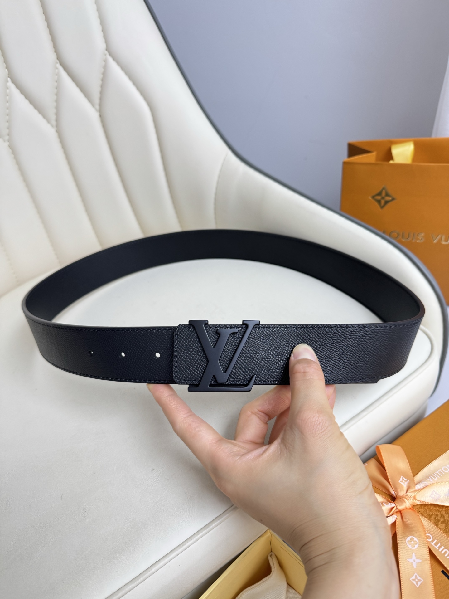  LV 奢华款现代 饰以雅致大方的标志性 柔软结实的皮带，可搭配从礼服到休闲装各种服饰。宽度4.0cm