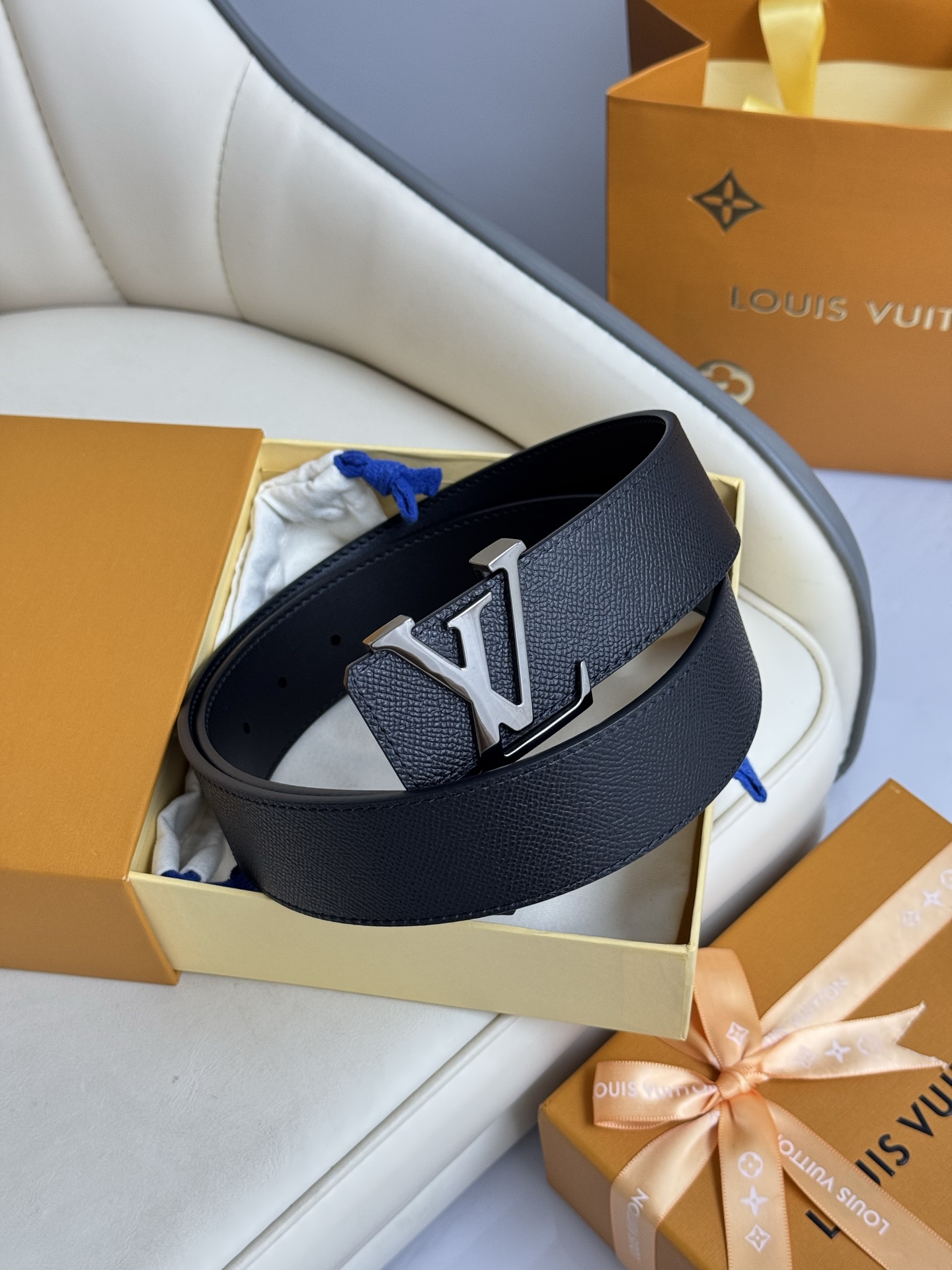  LV 奢华款现代 饰以雅致大方的标志性 柔软结实的皮带，可搭配从礼服到休闲装各种服饰。宽度4.0cm