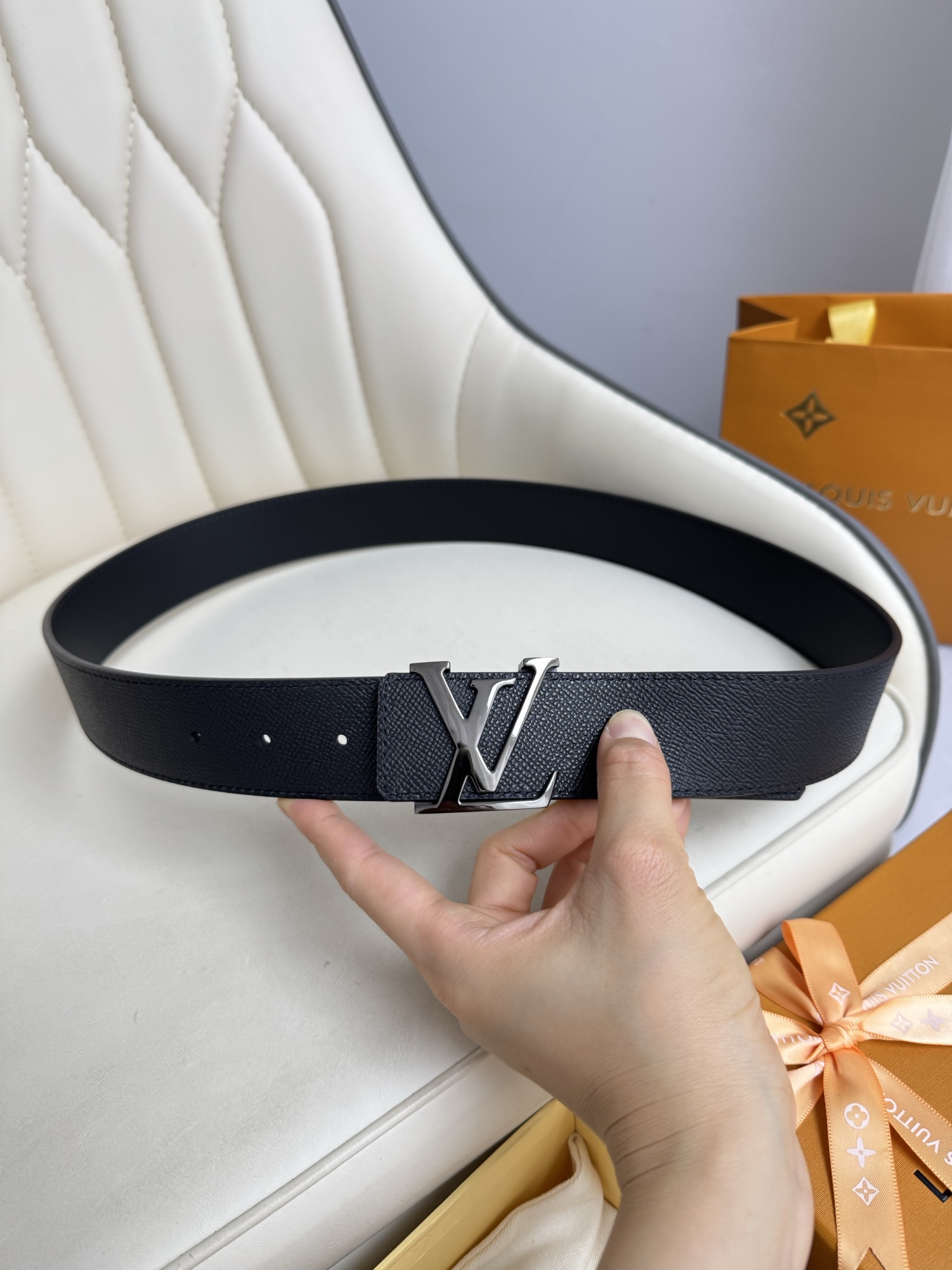  LV 奢华款现代 饰以雅致大方的标志性 柔软结实的皮带，可搭配从礼服到休闲装各种服饰。宽度4.0cm