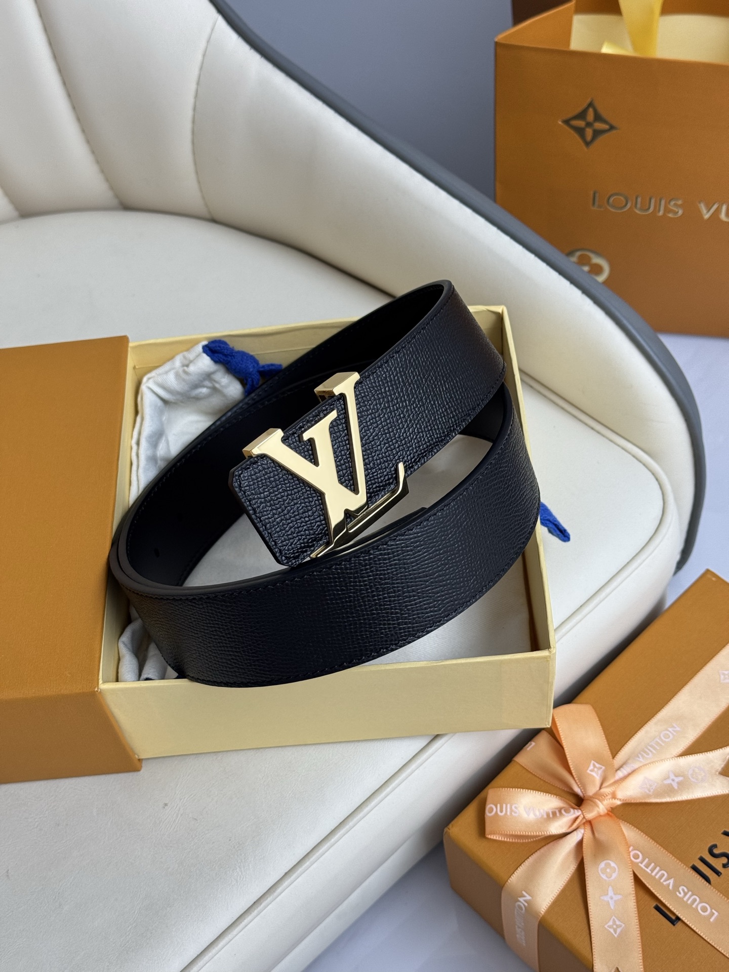  LV 奢华款现代 饰以雅致大方的标志性 柔软结实的皮带，可搭配从礼服到休闲装各种服饰。宽度4.0cm