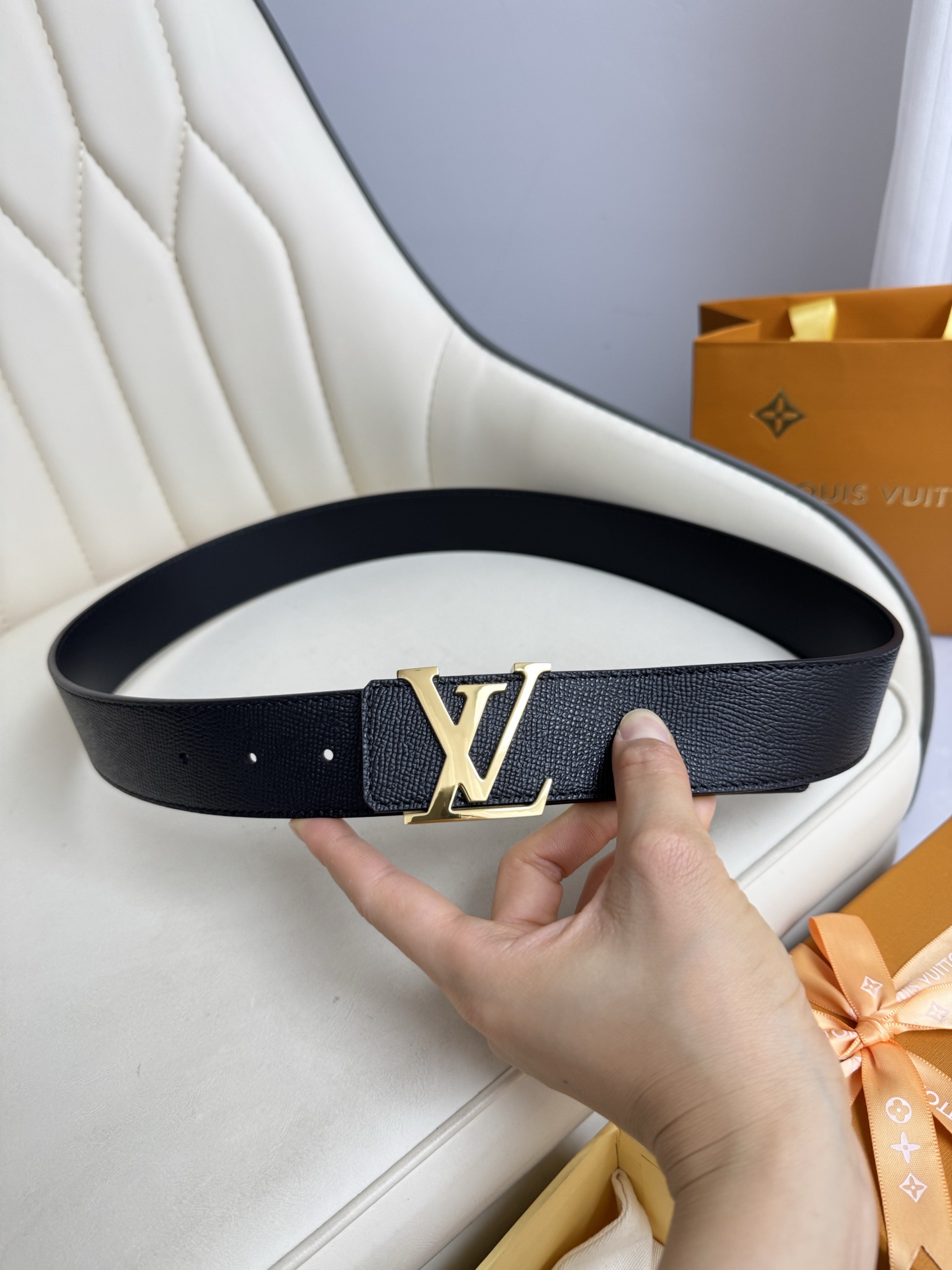  LV 奢华款现代 饰以雅致大方的标志性 柔软结实的皮带，可搭配从礼服到休闲装各种服饰。宽度4.0cm