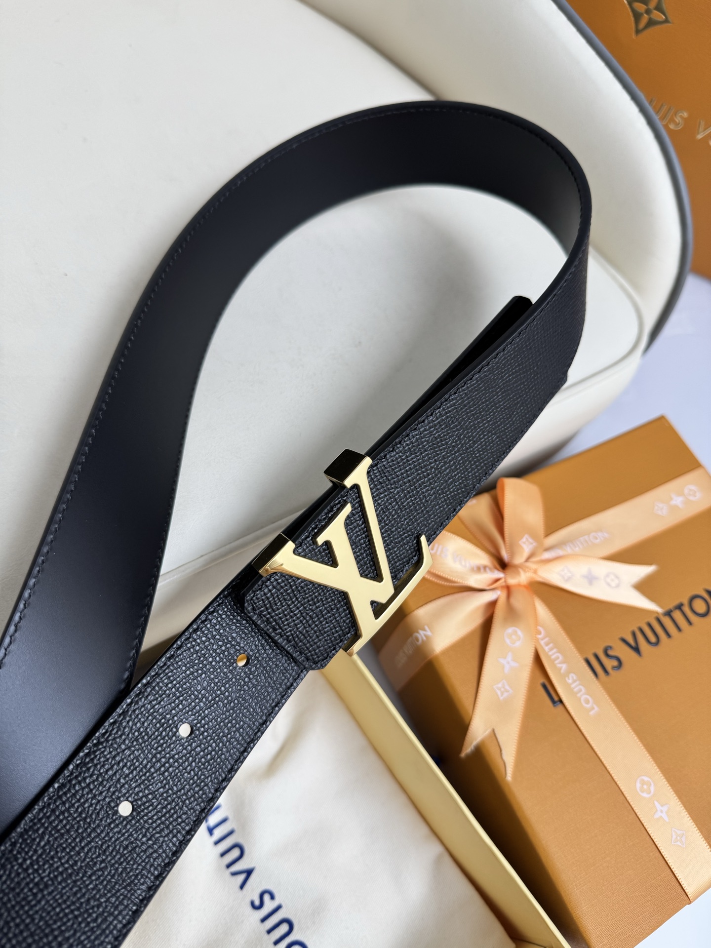  LV 奢华款现代 饰以雅致大方的标志性 柔软结实的皮带，可搭配从礼服到休闲装各种服饰。宽度4.0cm