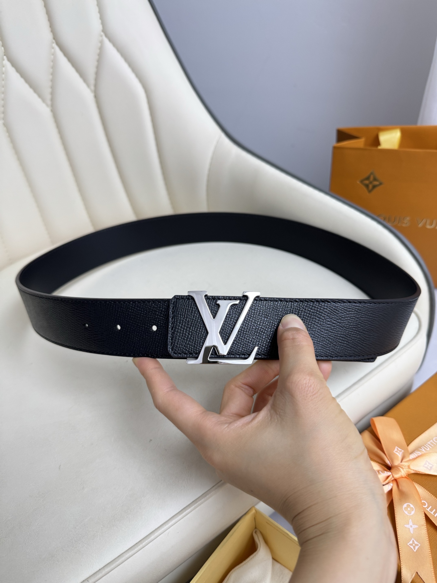  LV 奢华款现代 饰以雅致大方的标志性 柔软结实的皮带，可搭配从礼服到休闲装各种服饰。宽度4.0cm