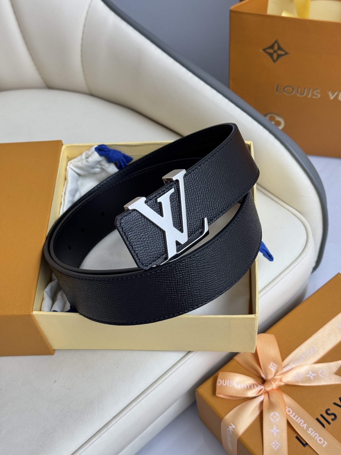  LV 奢华款现代 饰以雅致大方的标志性 柔软结实的皮带，可搭配从礼服到休闲装各种服饰。宽度4.0cm