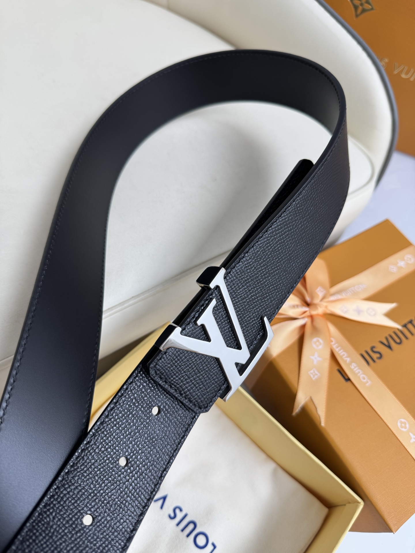  LV 奢华款现代 饰以雅致大方的标志性 柔软结实的皮带，可搭配从礼服到休闲装各种服饰。宽度4.0cm