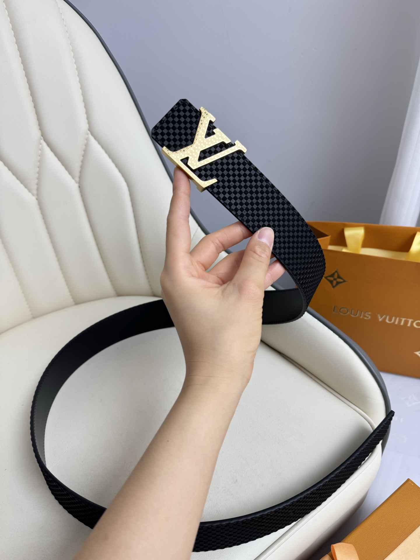  LV 奢华款现代 饰以雅致大方的标志性 柔软结实的皮带，可搭配从礼服到休闲装各种服饰。宽度4.0cm